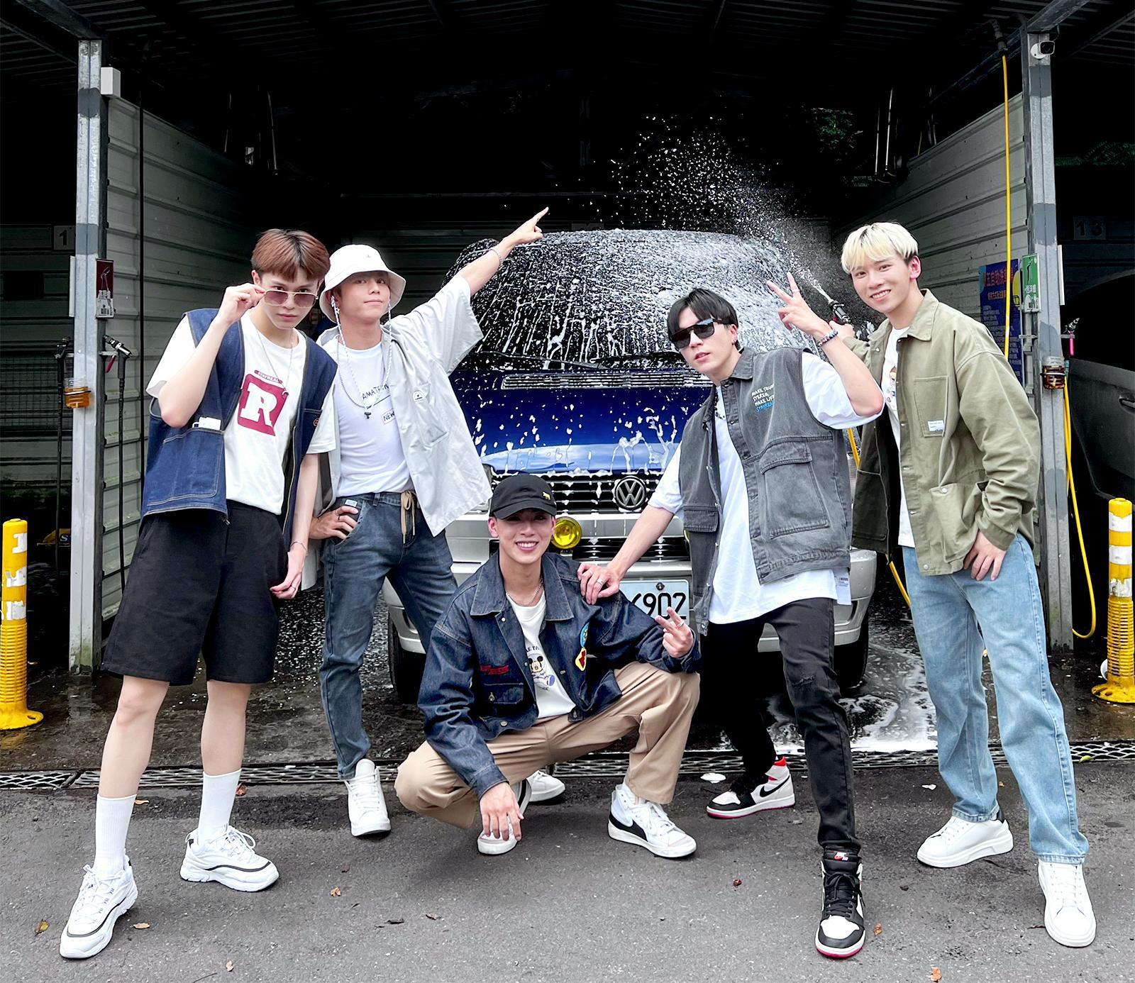 「ALL IN 5」頂著高溫的天氣洗車去,不忘捉弄團員吵吵鬧鬧,由左至右為陳柏安、許傑銘、林裕城、吳承恩、董哲瑋。(必應創造提供)