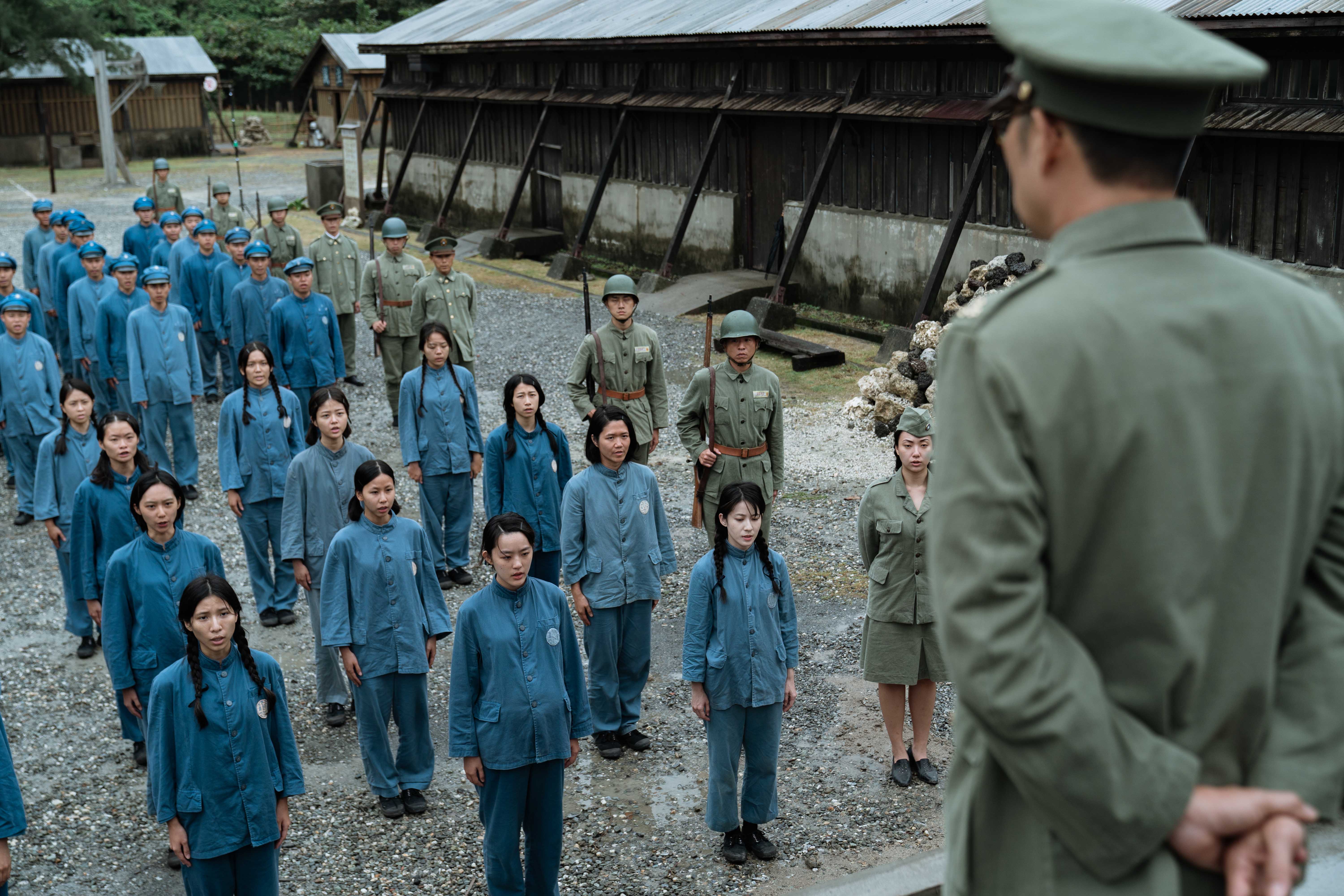 為重現白色恐怖時代氛圍，《流麻溝十五號》還原1953年綠島場景。（湠臺灣電影提供）