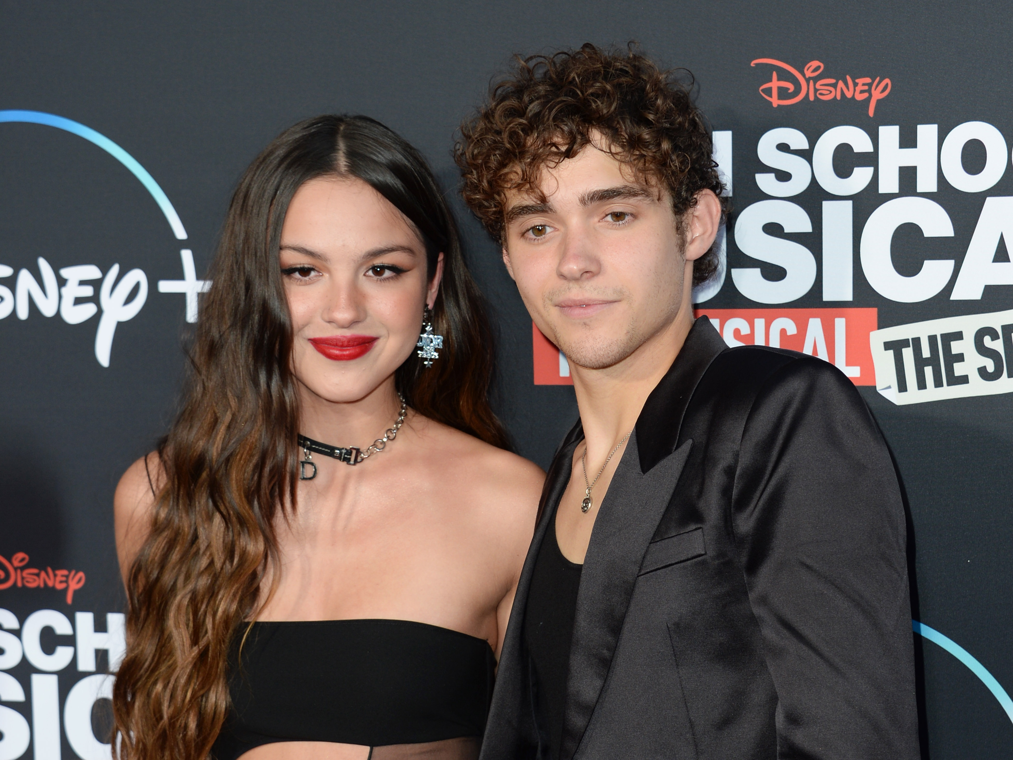 奧莉維亞（左）與約書亞巴賽特（右）本來是《歌舞青春：再譜樂曲》螢幕情侶，但現在戲外實在太多傳聞，讓他們同台都顯得尷尬。（東方IC）