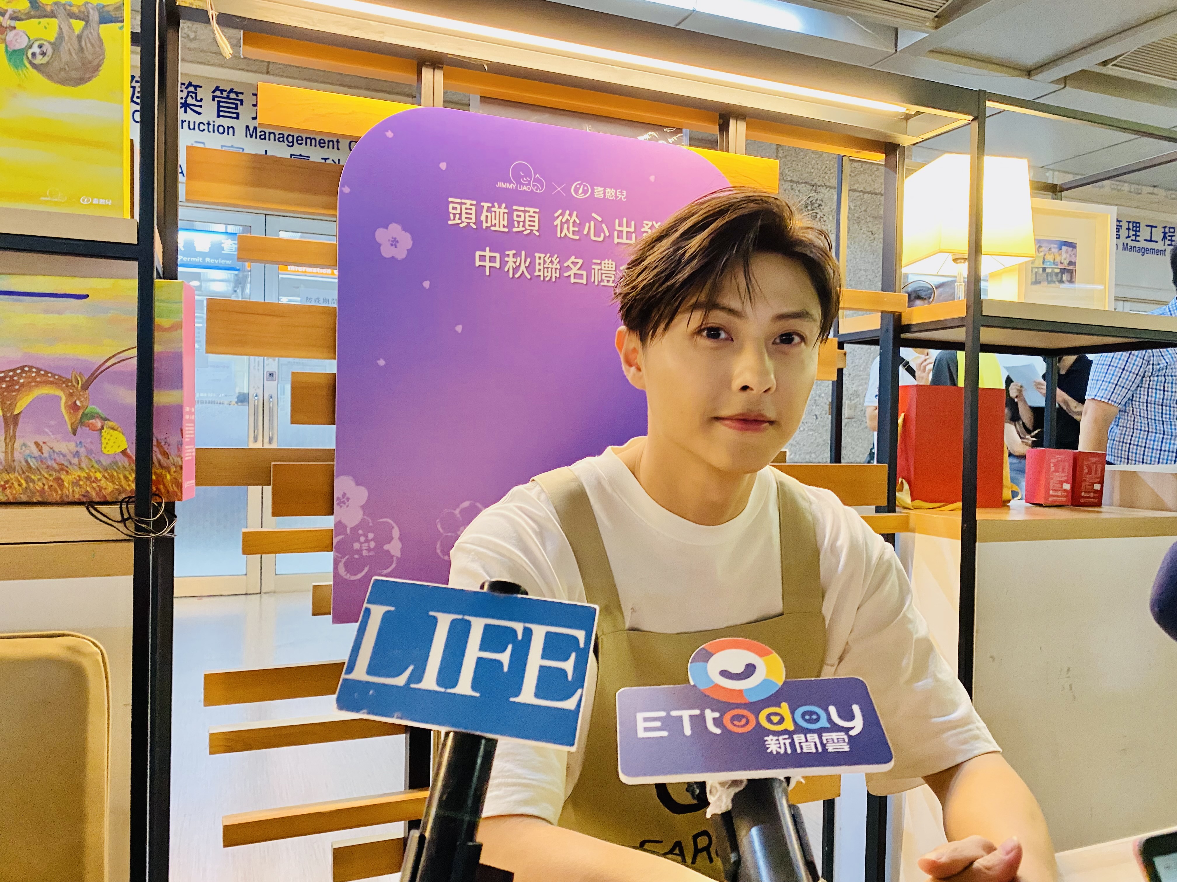 王子出席喜憨兒月餅幫忙促銷造勢。