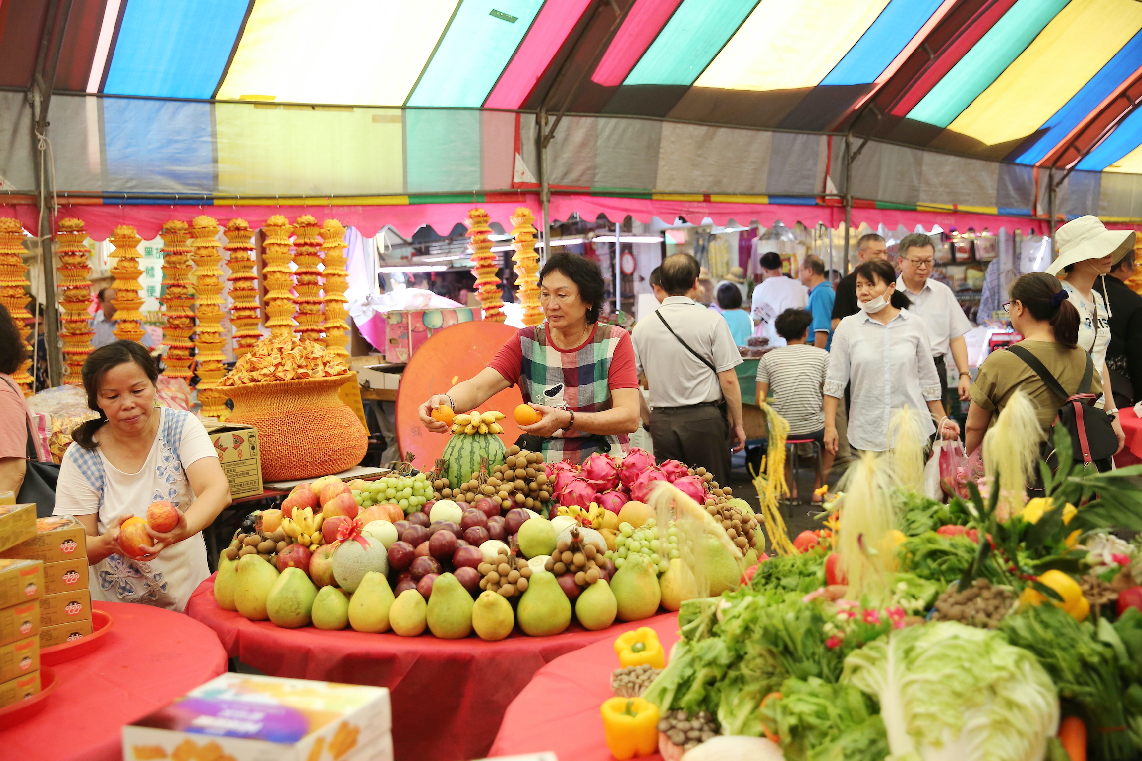 農曆七月禁忌多，連拜水果都有一番講究。圖為台灣府城隍廟中元普渡祭典。（本刊資料照）