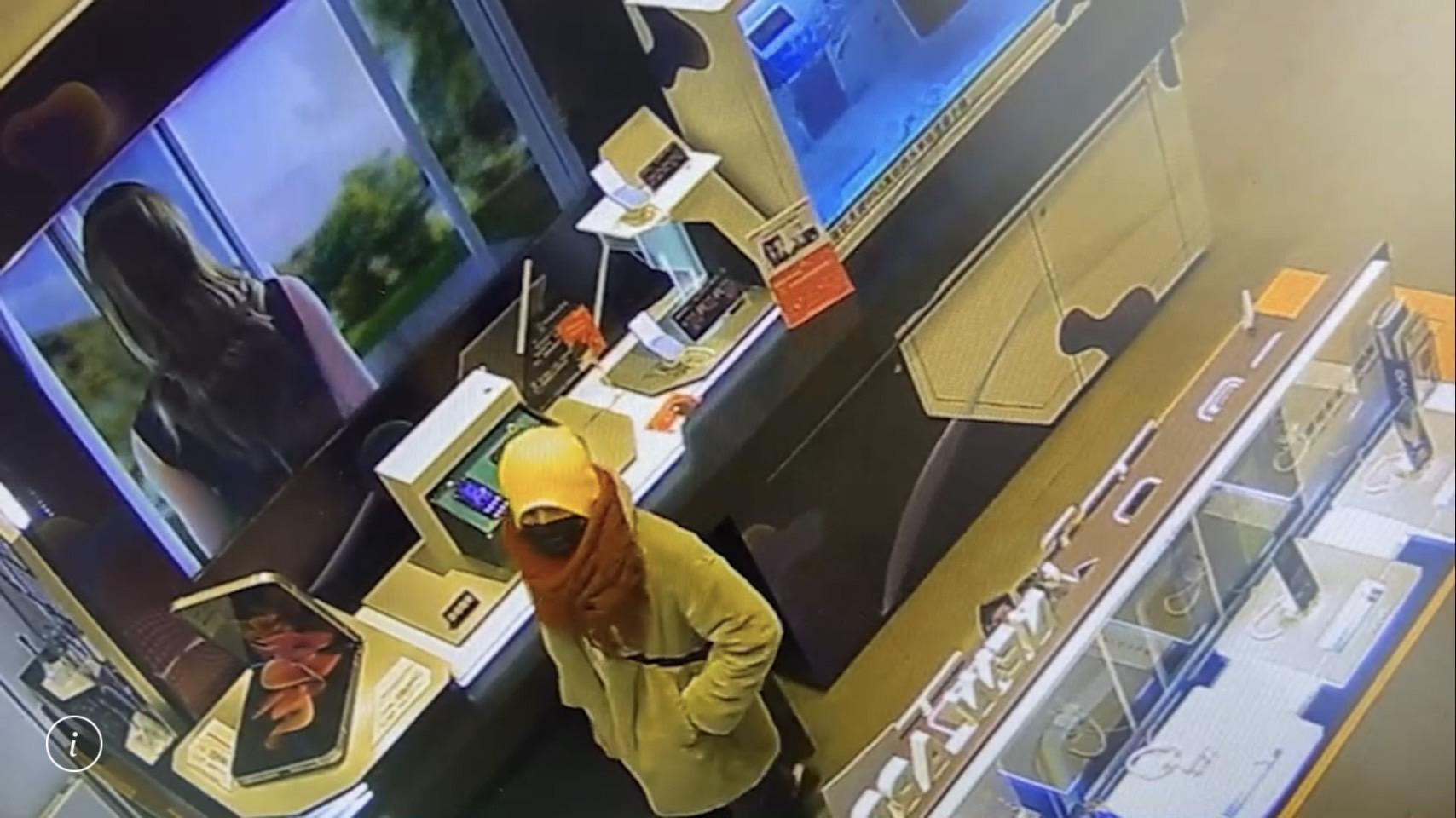 徐男下手行竊時，將臉部包得緊緊的。（翻攝畫面）
