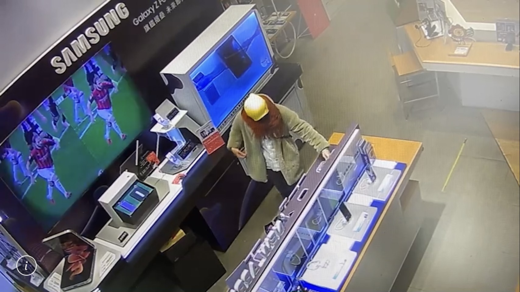 徐男在電信門市專櫃徘迴，伺機下手。（翻攝畫面）