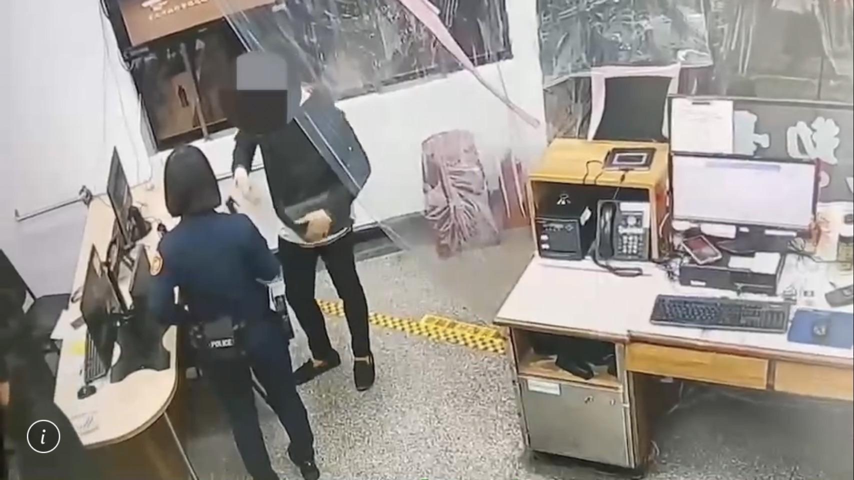 徐男得知遭警方盯上，假意謊稱撿到手機送到派出所。（翻攝畫面）