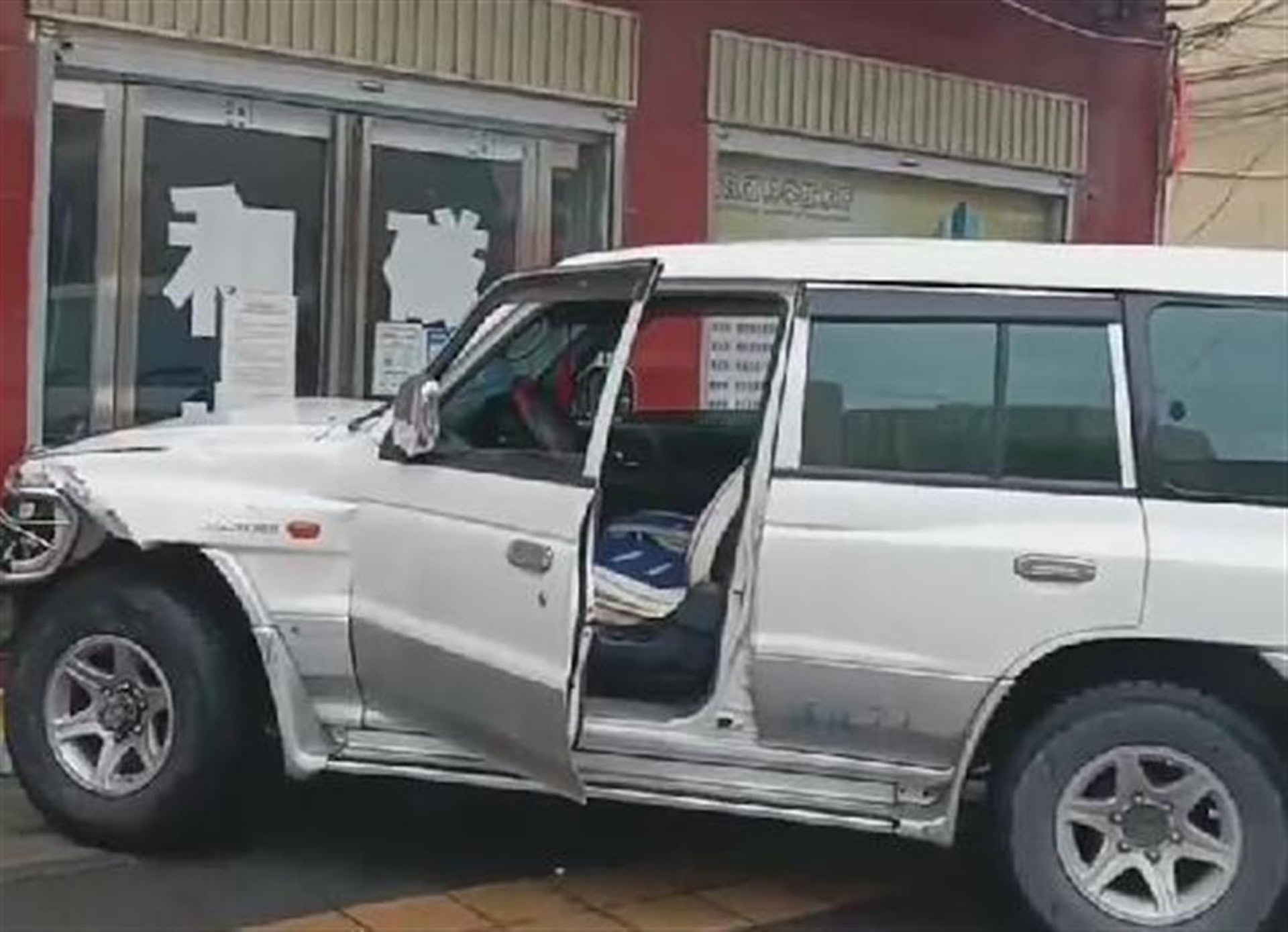 肇事車輛最後撞進一間店面。（翻自微博）