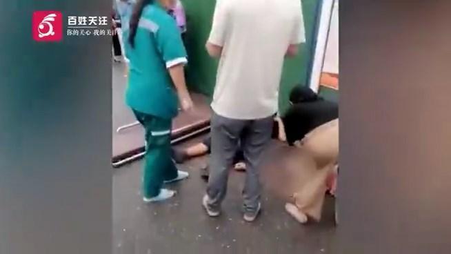 現場有許多路人被撞。（翻自微博）