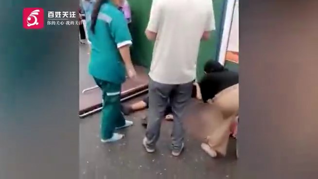 現場有許多路人被撞。（翻自微博）