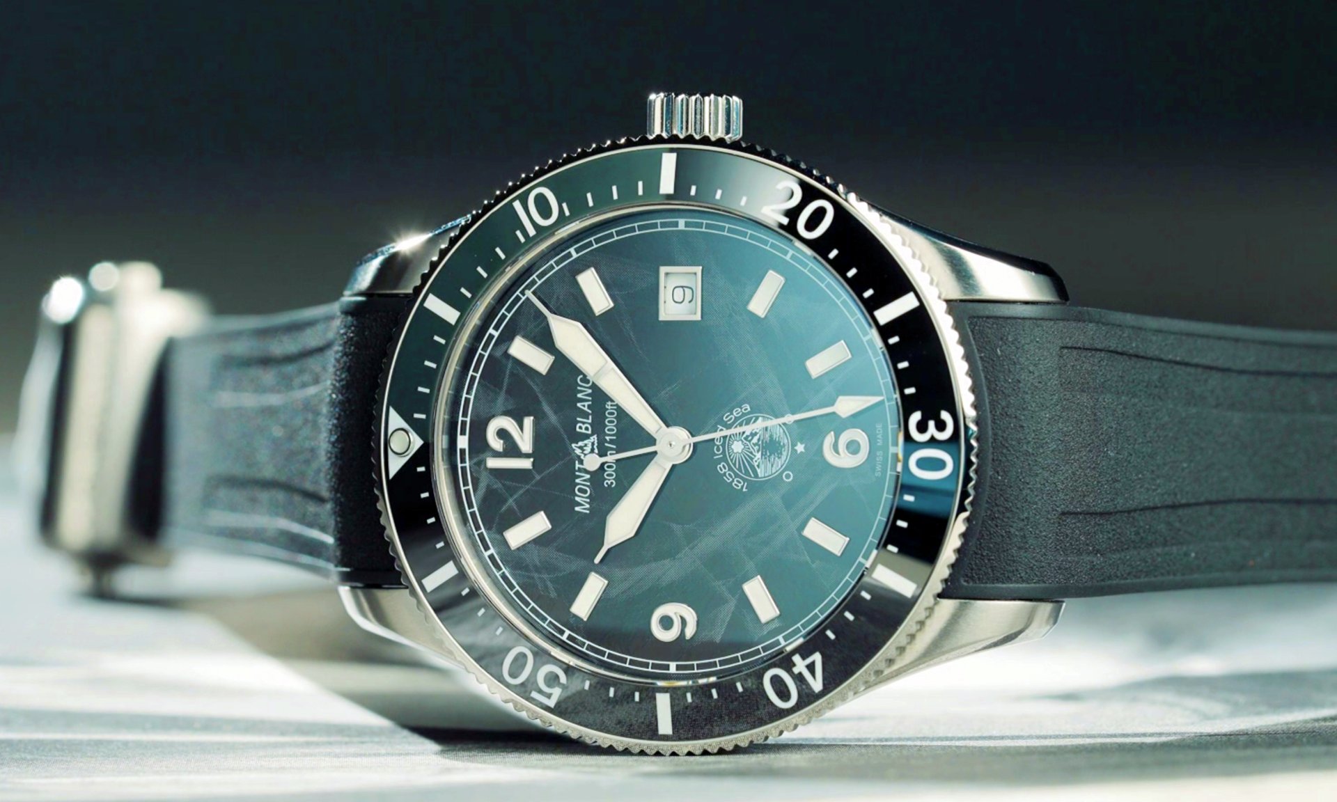 萬寶龍（MONTBLANC）1858 Iced Sea潛水錶；功能：時、分、秒指示；日期顯示；錶徑：41mm；材質：精鋼錶殼；陶瓷錶圈；防水：300米；機芯：MB 24.17自動上鍊機芯；定價：約NT$95,100（橡膠錶帶）、約NT$102,000（精鋼鍊帶）。