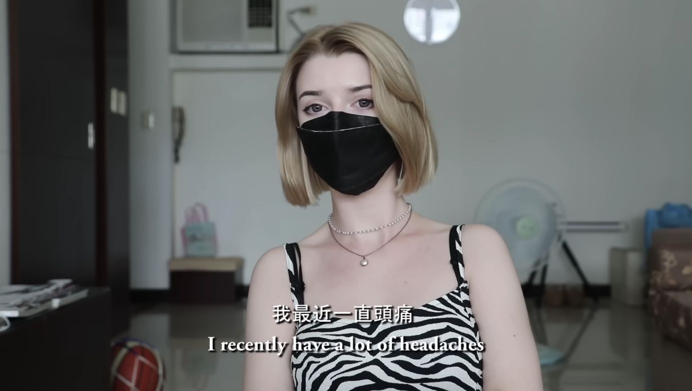 Tanya近日不斷感到頭痛，懷疑是台灣天氣太熱。（翻攝 Youtube不要鬧工作室）