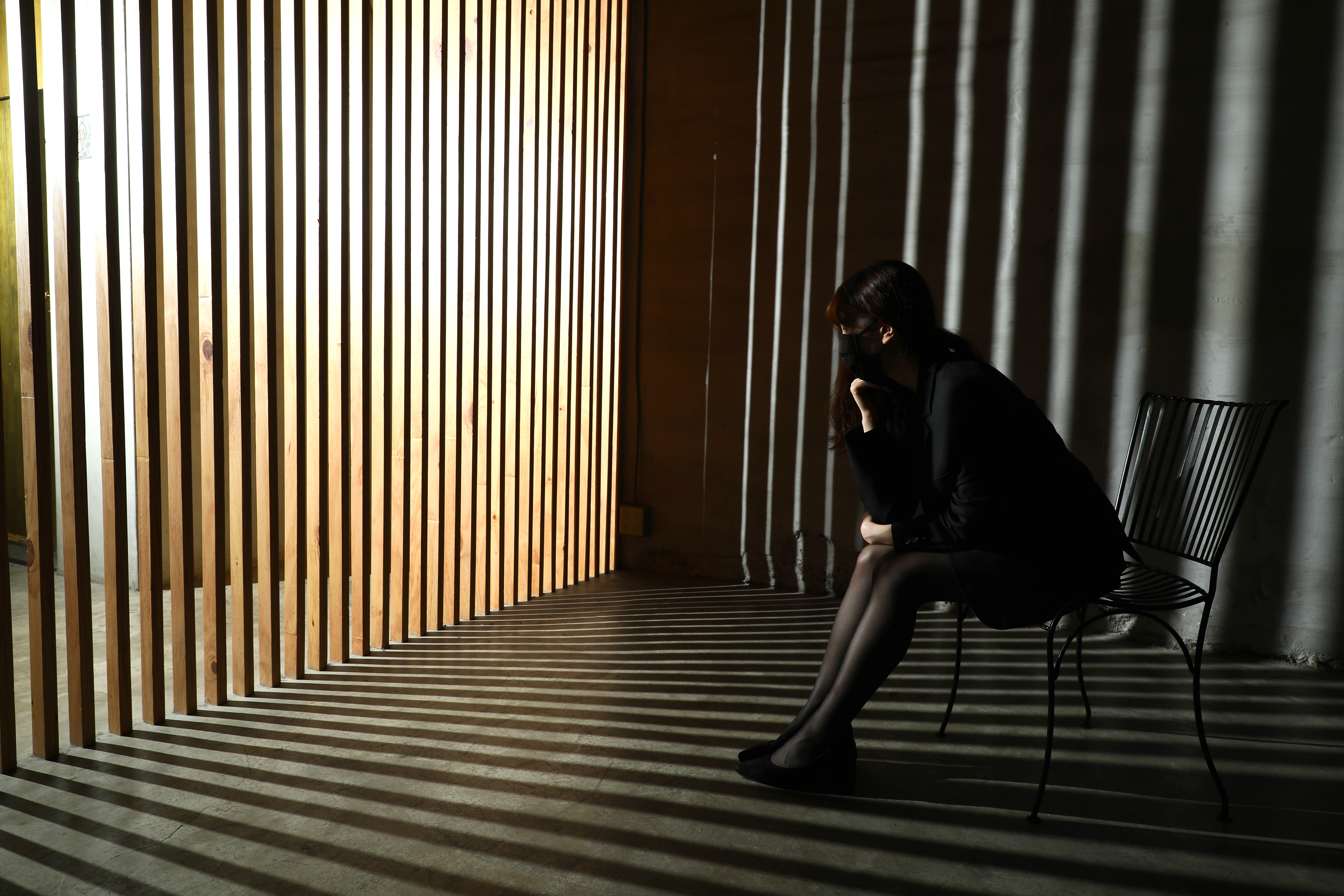 丹尼試著以新的面貌脫離傷害。