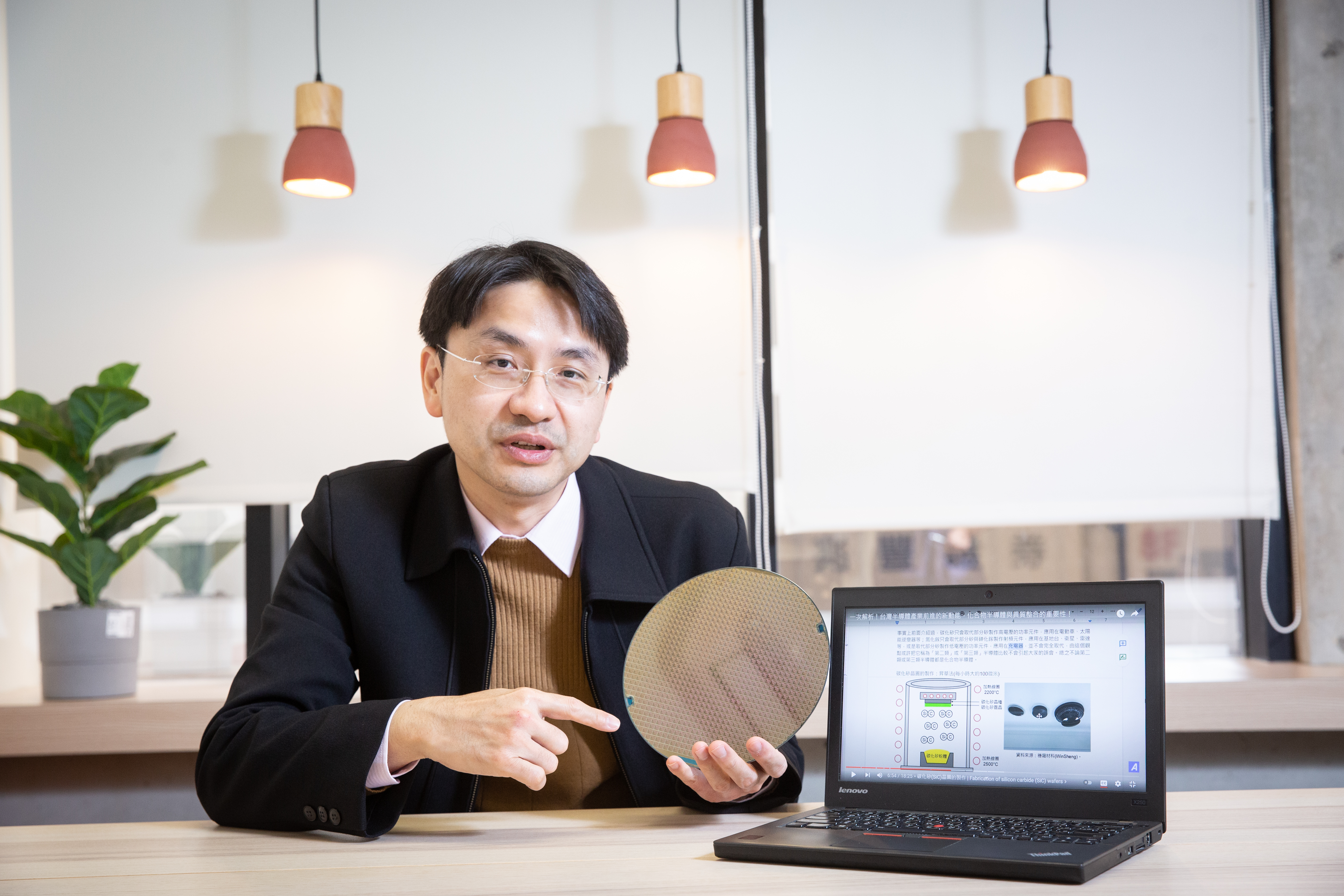 熟悉半導體業界生態的曲建仲，直言成熟製程未來可能成為另一個「太陽能慘業」。