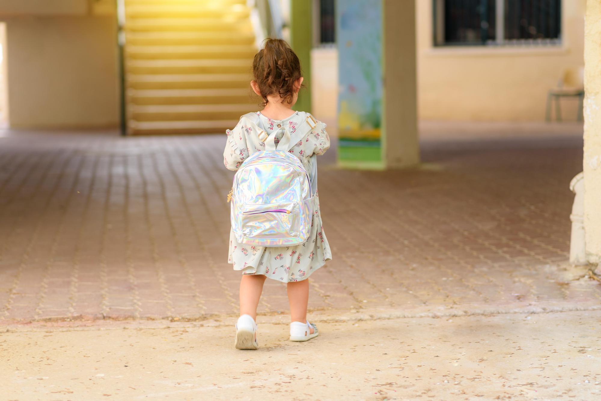 一名女童從幼兒園回家後向媽媽說自己被園長侵犯。（示意圖，非當事人。東方IC）