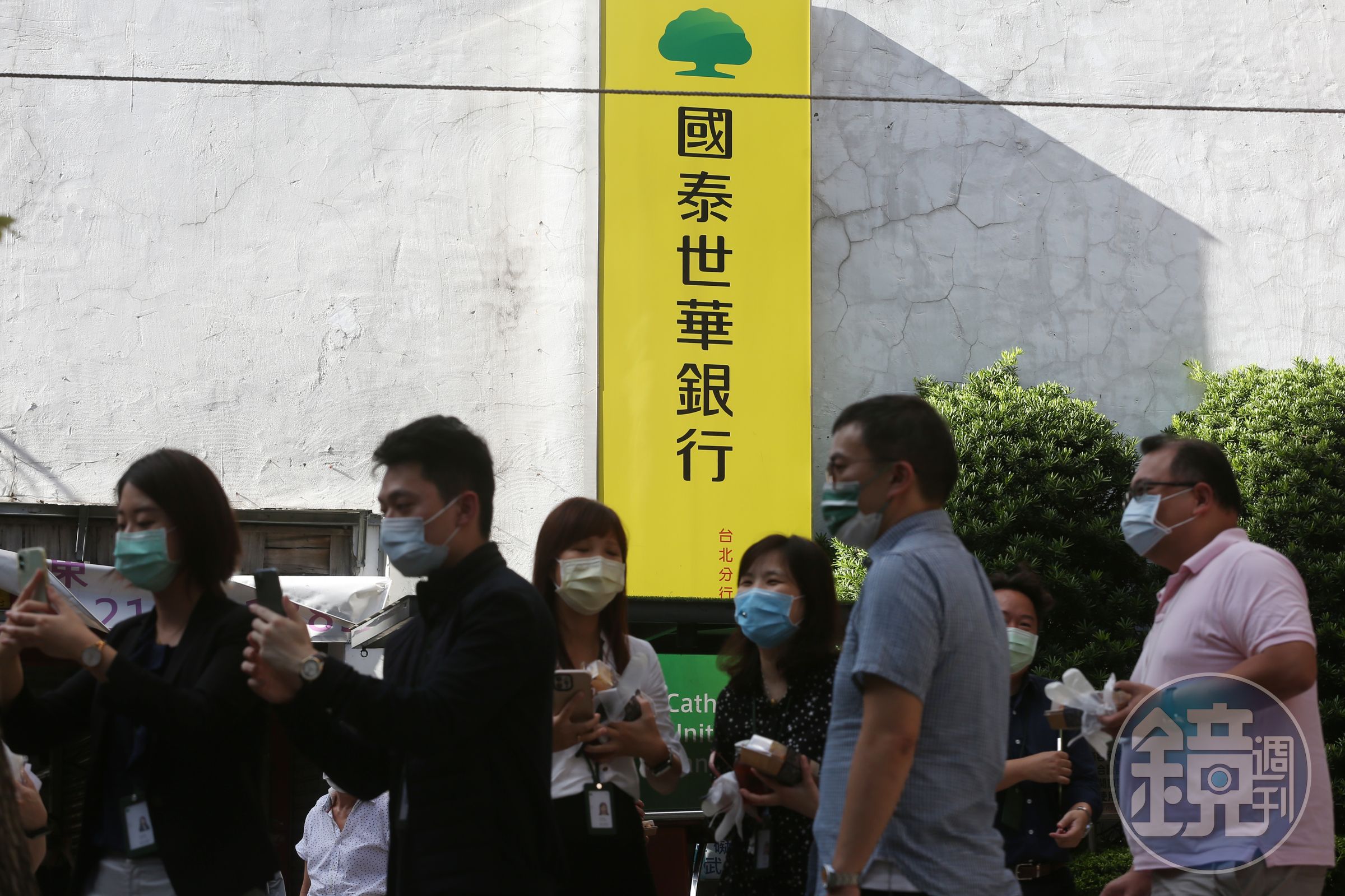 存股族熱愛的國泰金、富邦金，今年不僅陷入淨值風暴，還受到防疫險拖累。