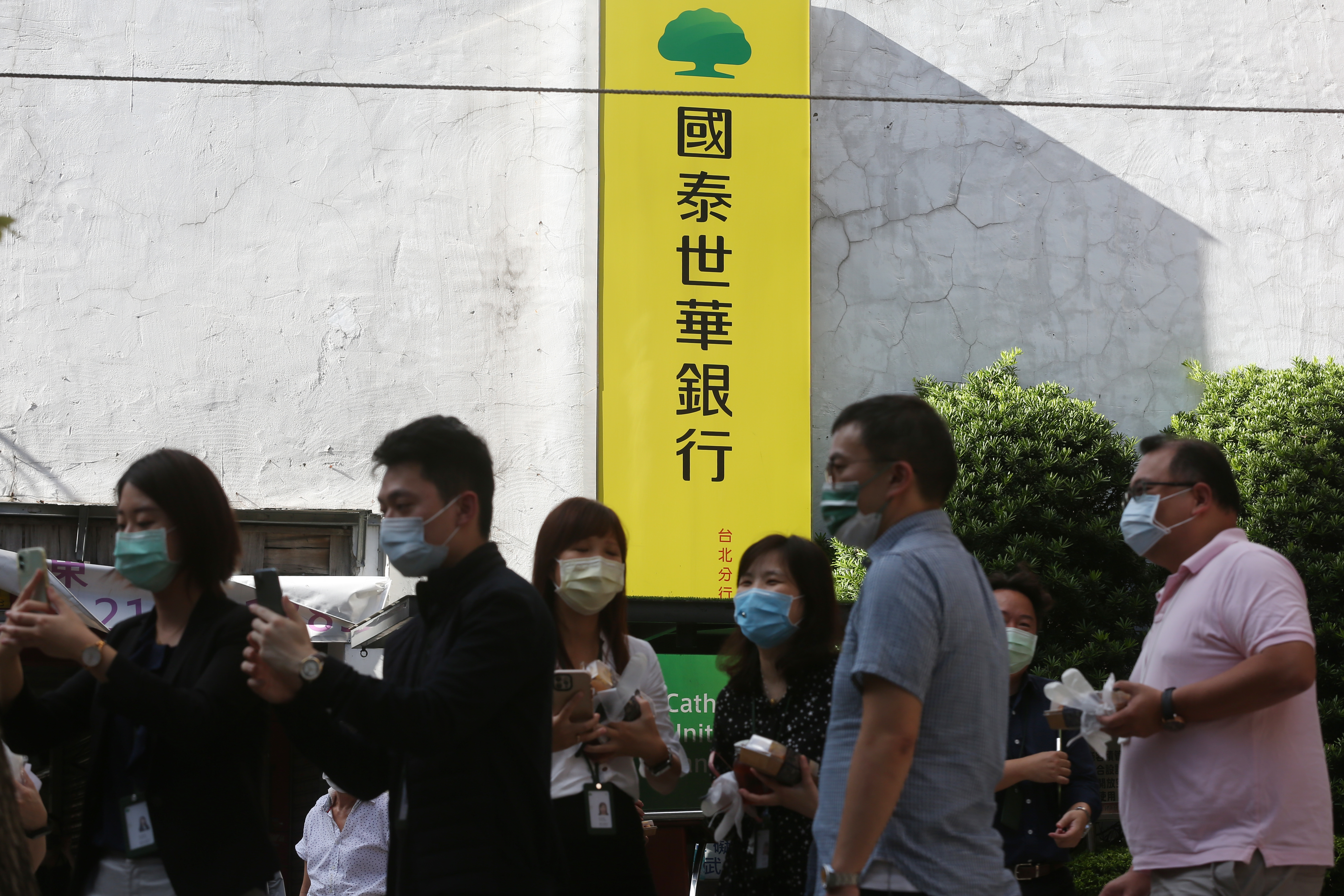 存股族熱愛的國泰金、富邦金，今年不僅陷入淨值風暴，還受到防疫險拖累。