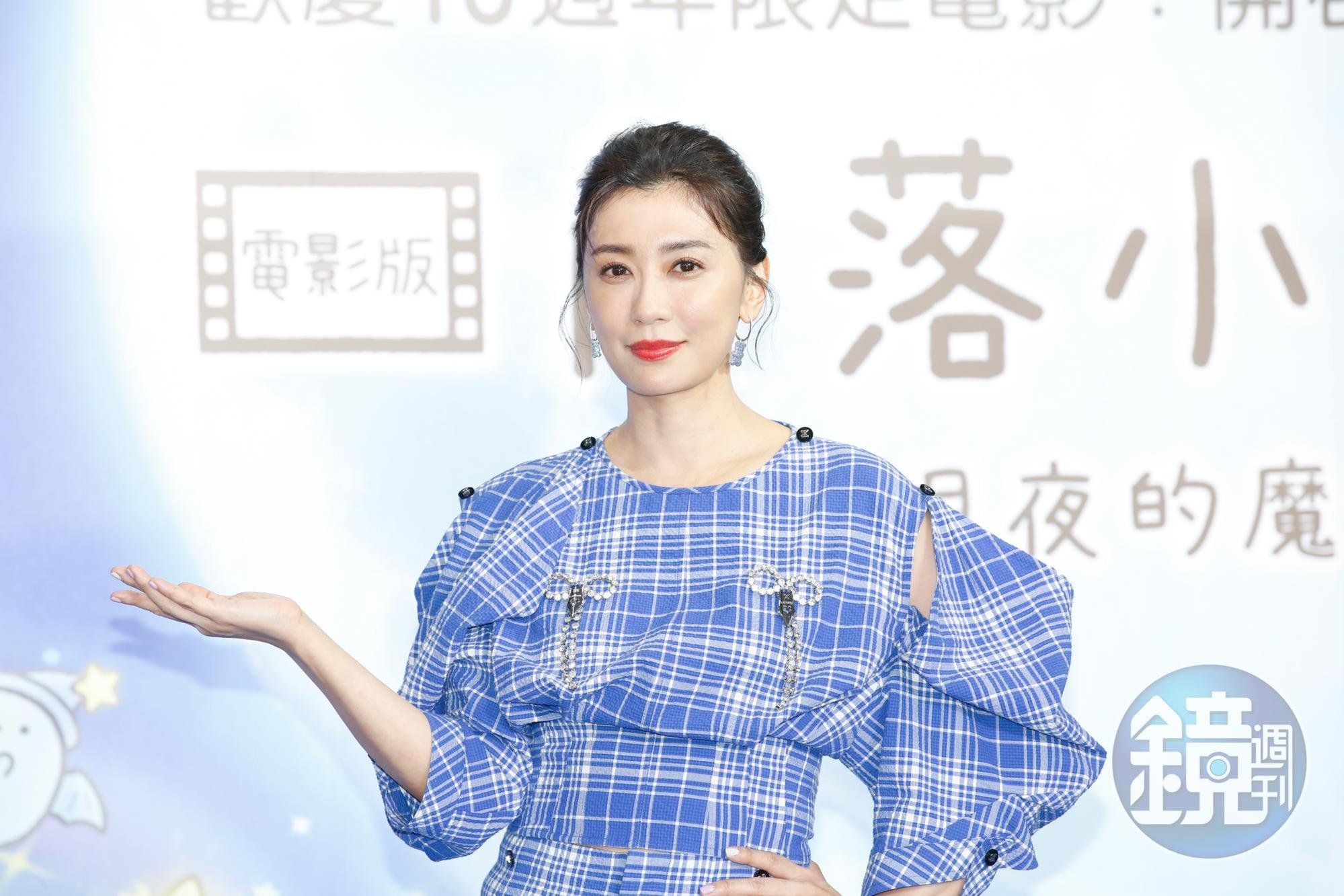 對於這次配音，賈靜雯遇到的最大難關是開金口唱歌，連Angel都崩潰吶喊母女都五音不全。