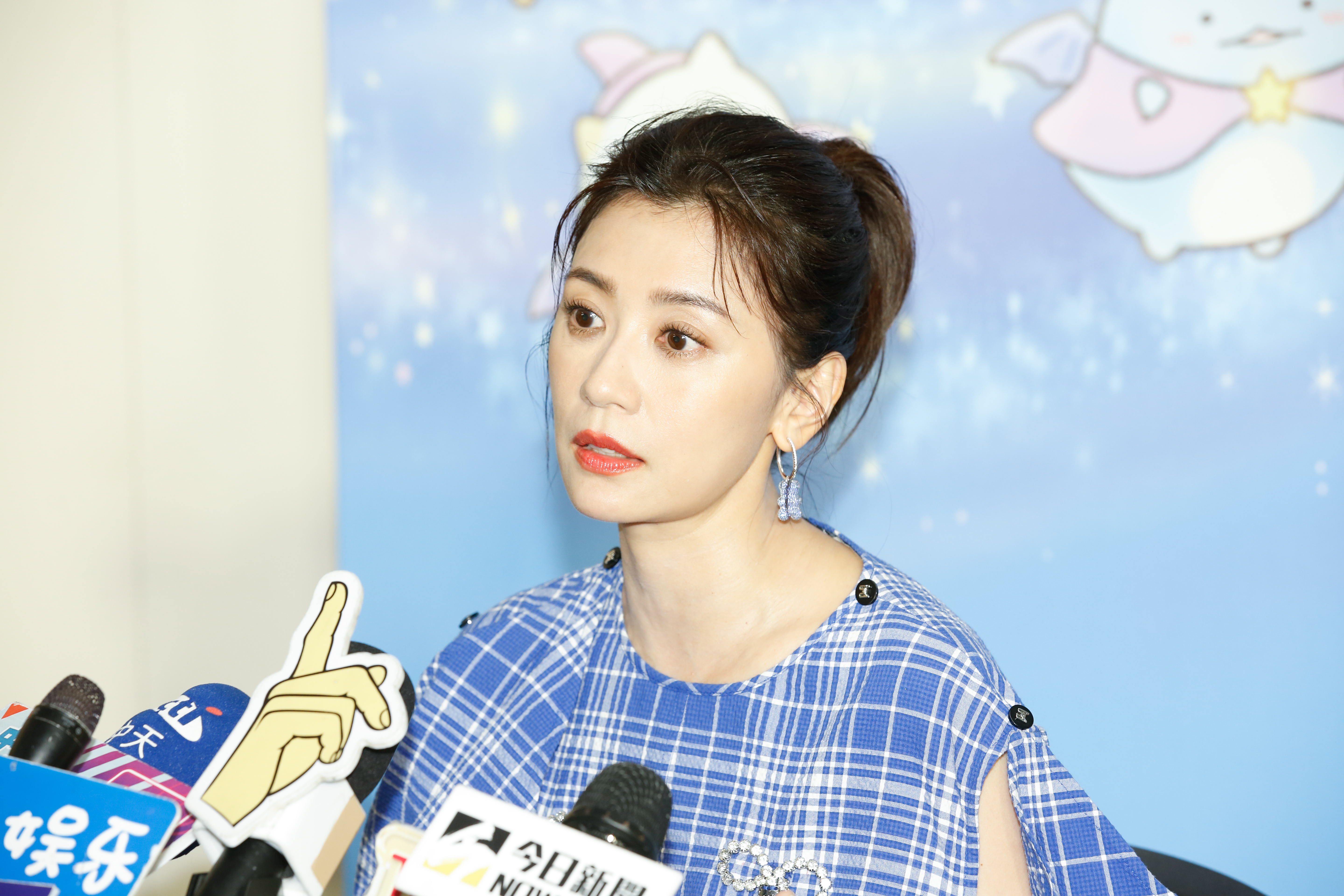 對於Angel是否會加入娛樂圈，賈靜雯還是希望她完成學業後再來考慮。