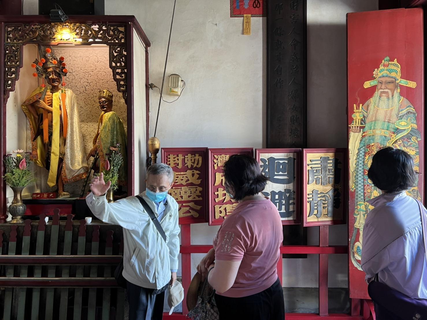 廟方特別準備廣澤尊王加持過的平安符當參加禮,讓每位參加導覽的民眾,在鬼月逢凶化吉,出入平安。(台南市政府觀光旅遊局提供)