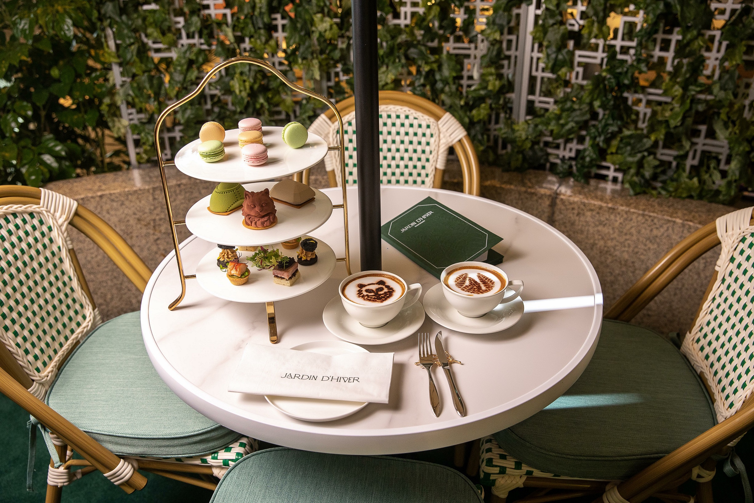 Jardin d’Hiver花園咖啡館下午茶組的限定特製點心。(寶詩龍提供)