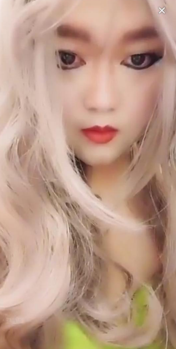 紅牛曾跟粉絲打賭輸了後精心打扮變身「牛妹」女裝扮相直播。(17LIVE提供)