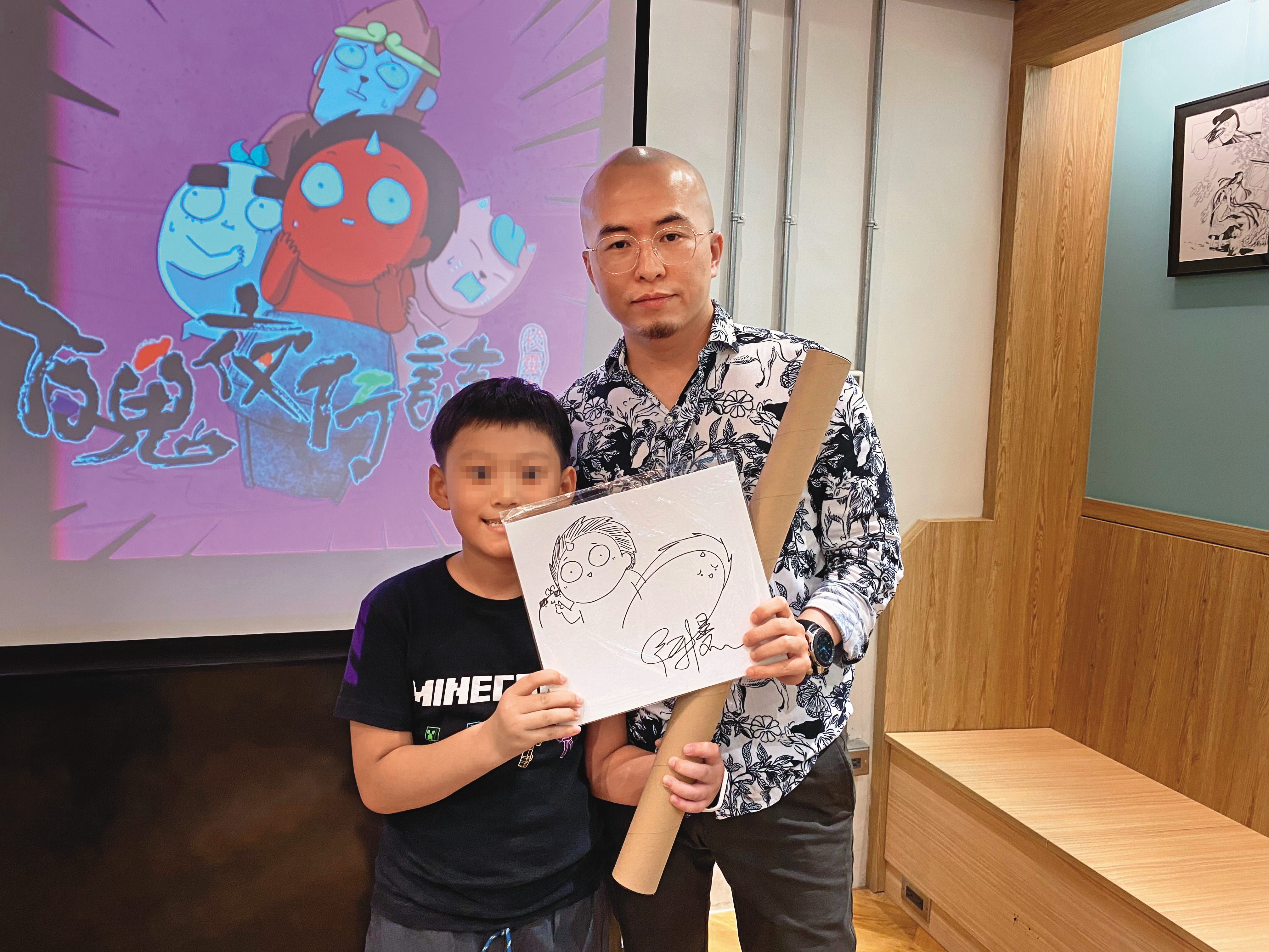  阿慢（右）的Q版畫風及獨特幽默，讓《百鬼夜行誌》有不少年輕粉絲。（時報出版提供）