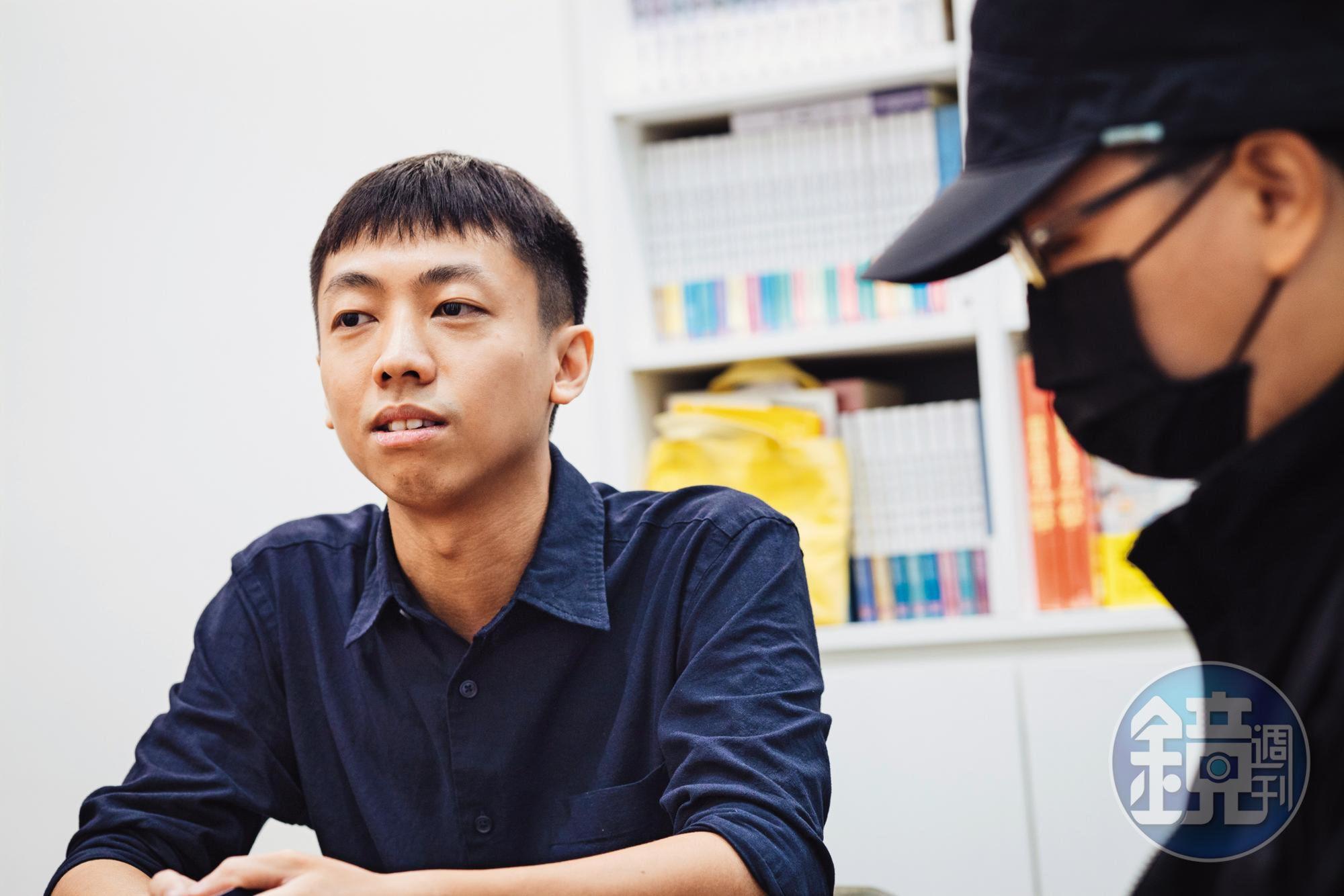  《永夜山》由食夢蟹（左）編劇、黃踹（右）負責分鏡與作畫，以「被揭開祕密的恐懼」貫穿全作，營造詭譎驚悚感。