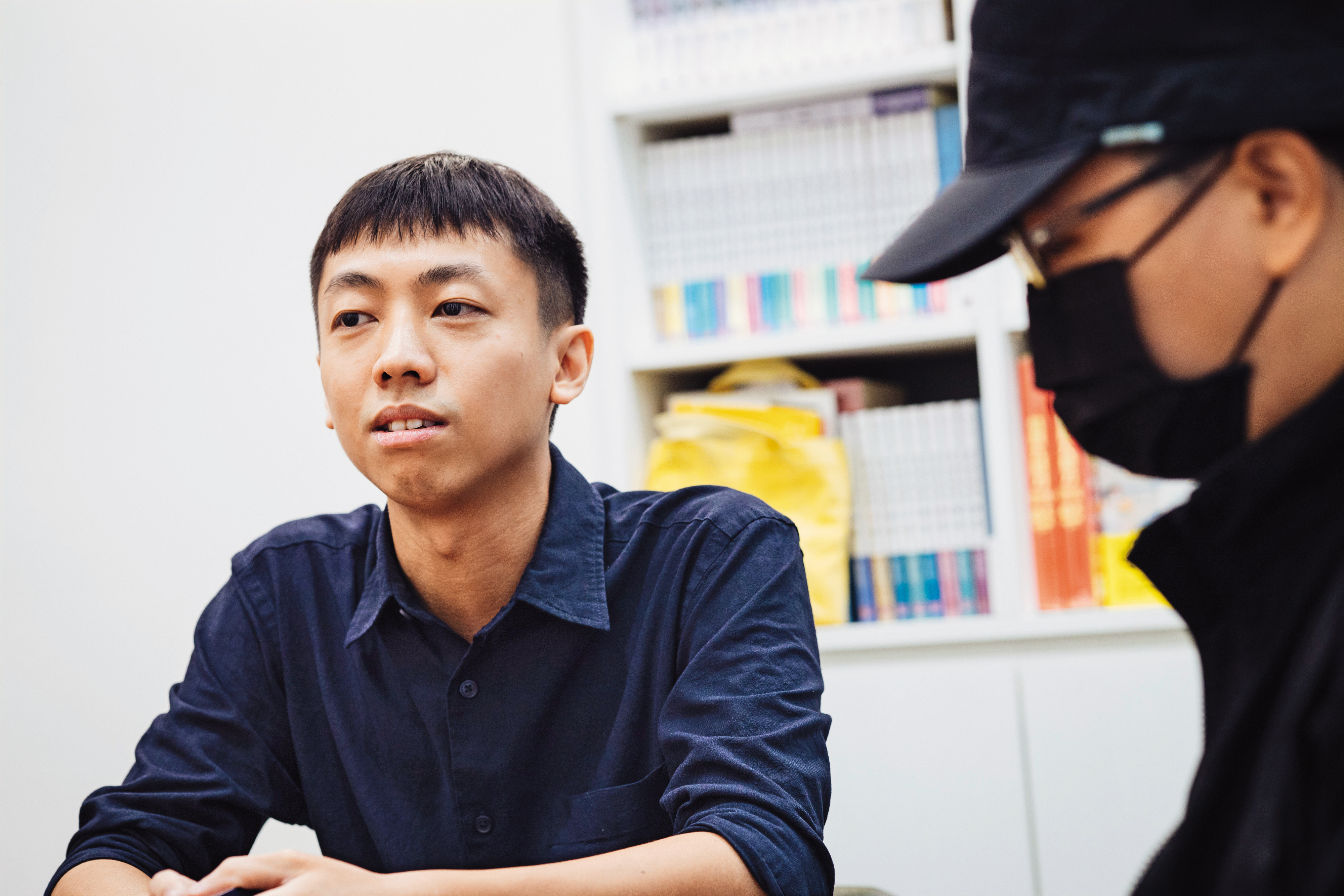  《永夜山》由食夢蟹（左）編劇、黃踹（右）負責分鏡與作畫，以「被揭開祕密的恐懼」貫穿全作，營造詭譎驚悚感。