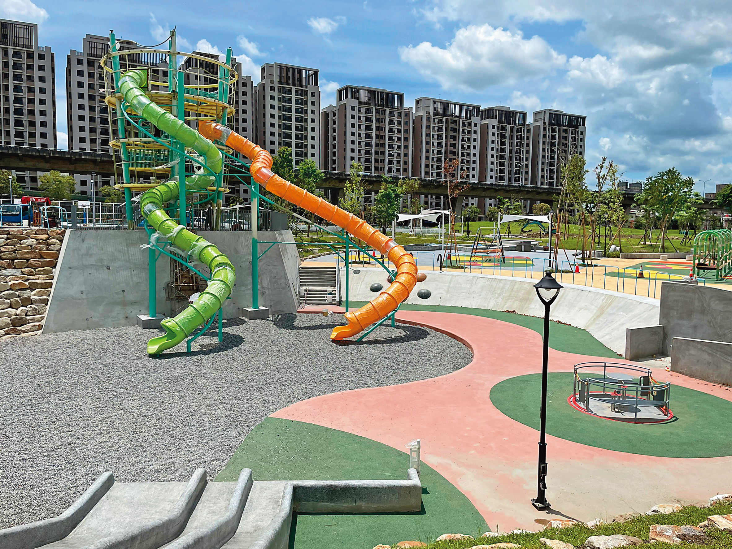 太平區的馬卡龍公園，設有11公尺超高溜滑梯，成為亮點之一。