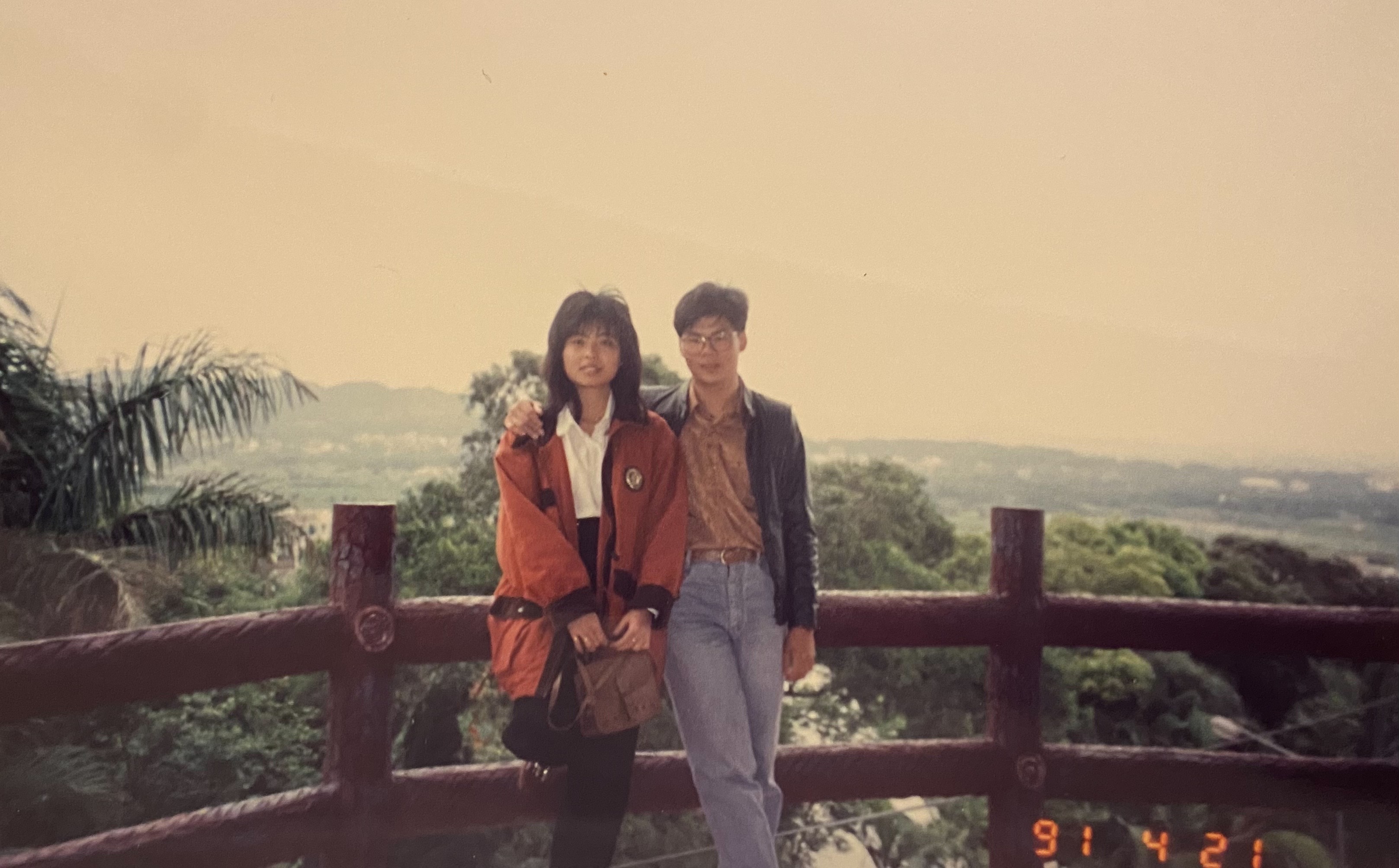 1990年台股股災，慘賠千萬的張錦發（右）決定創業，並與女友成家。（張錦發提供）