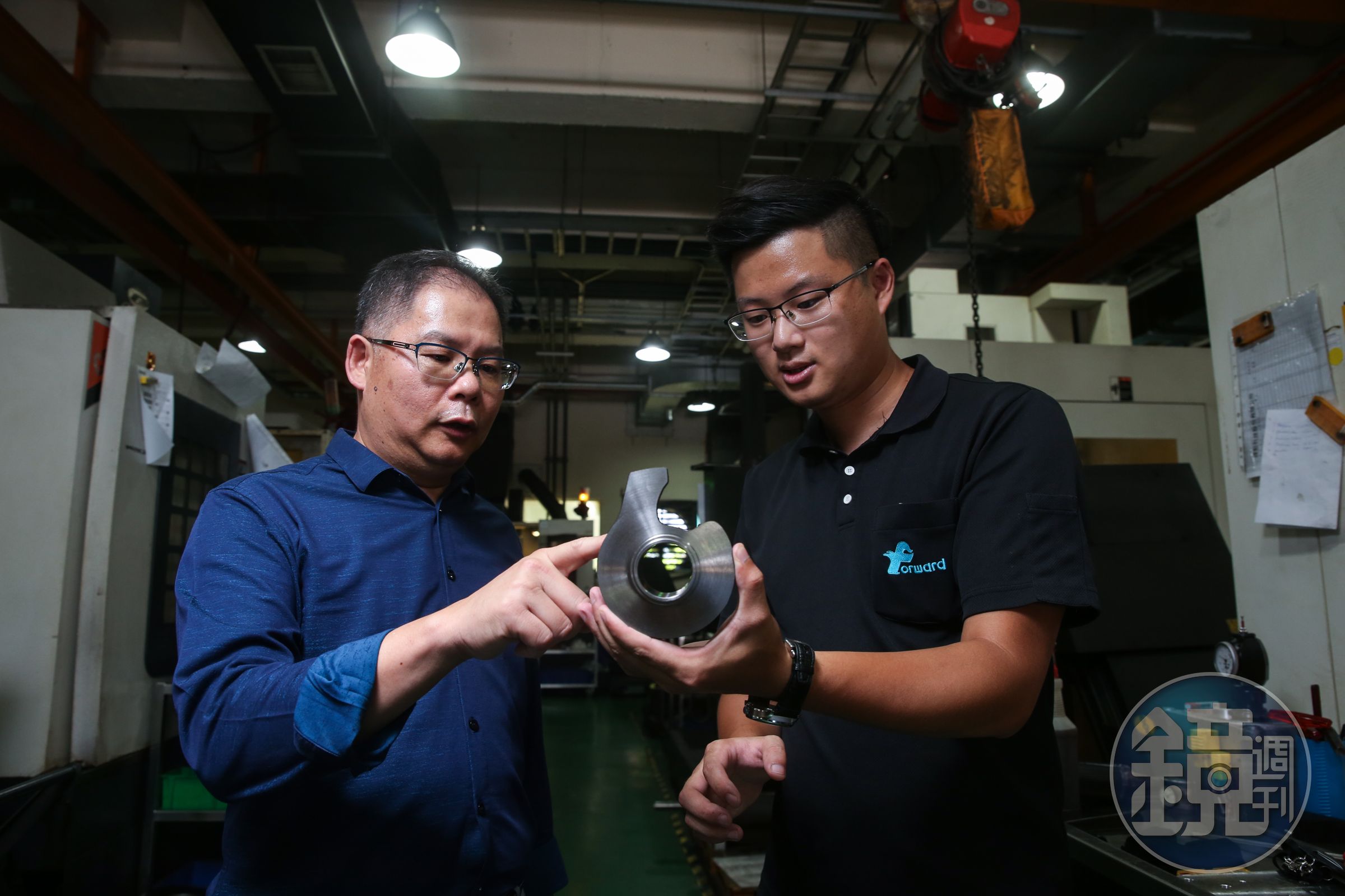 張錦發（左）將自製零件部門，交給兒子張展瑞（右）負責開發。