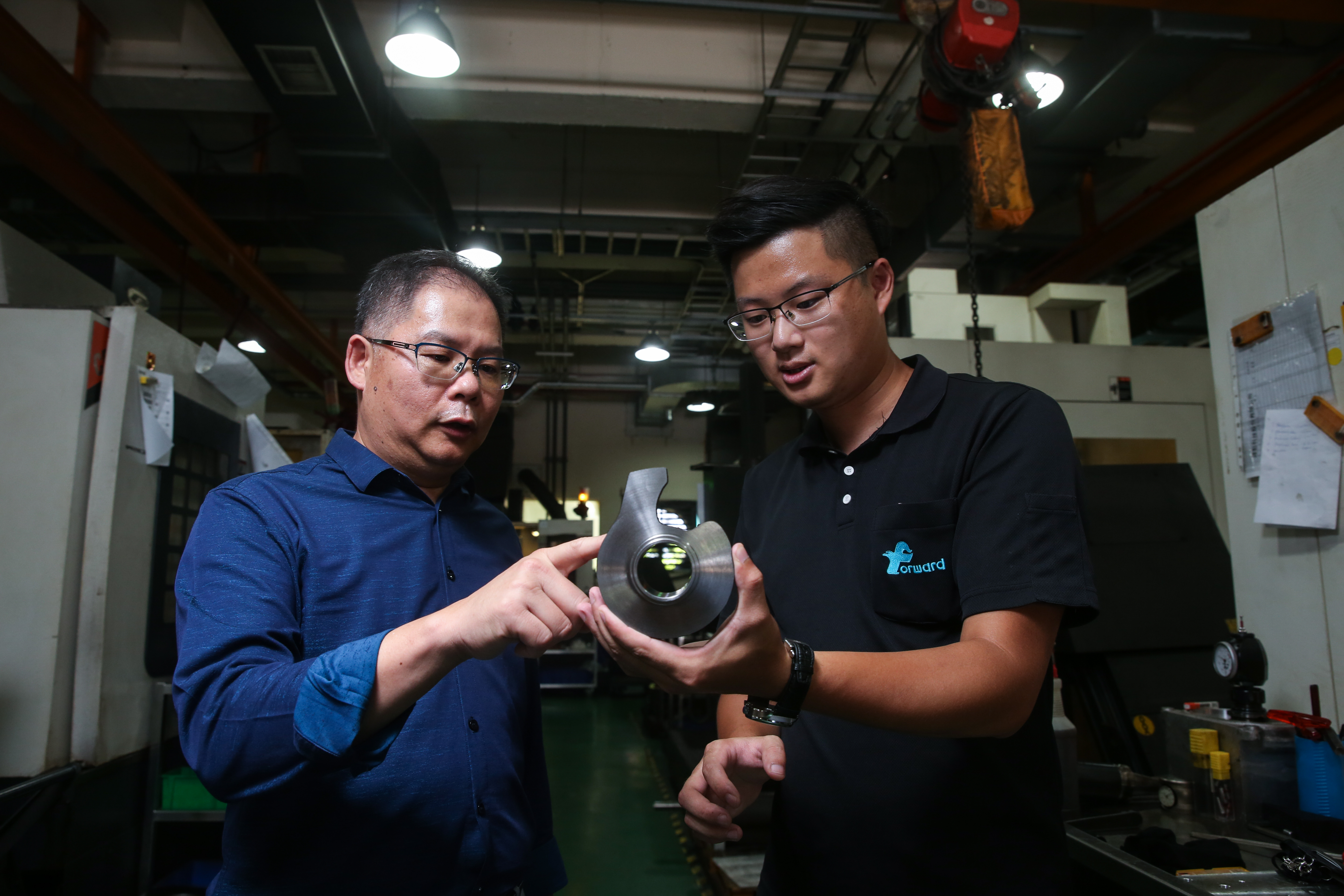 張錦發（左）將自製零件部門，交給兒子張展瑞（右）負責開發。