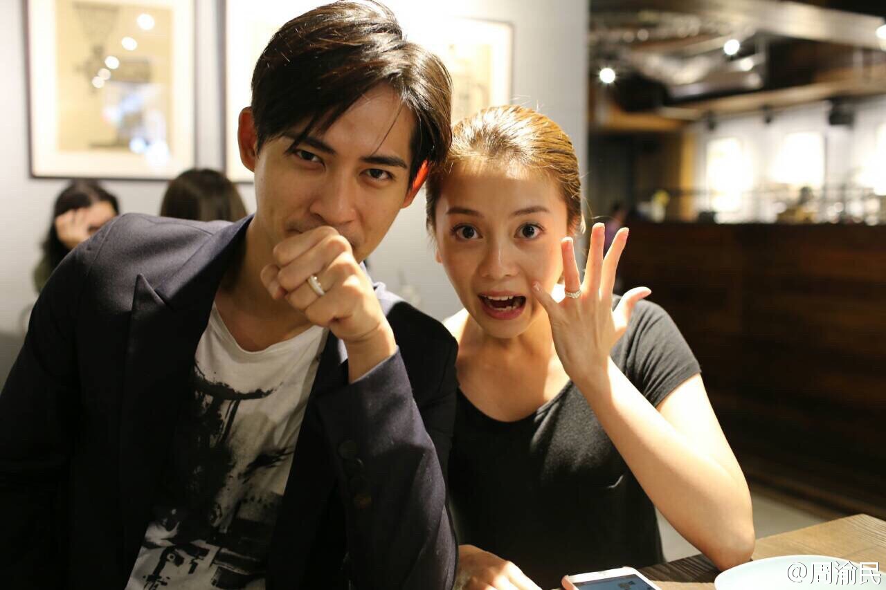 仔仔周渝民與妻子喻虹淵聽信保險經紀人說辭「現金繳保費享折扣價」卻遭經紀人私吞，直到遭催繳才發現3,447餘萬保費不知去向。（翻攝自周渝民微博）