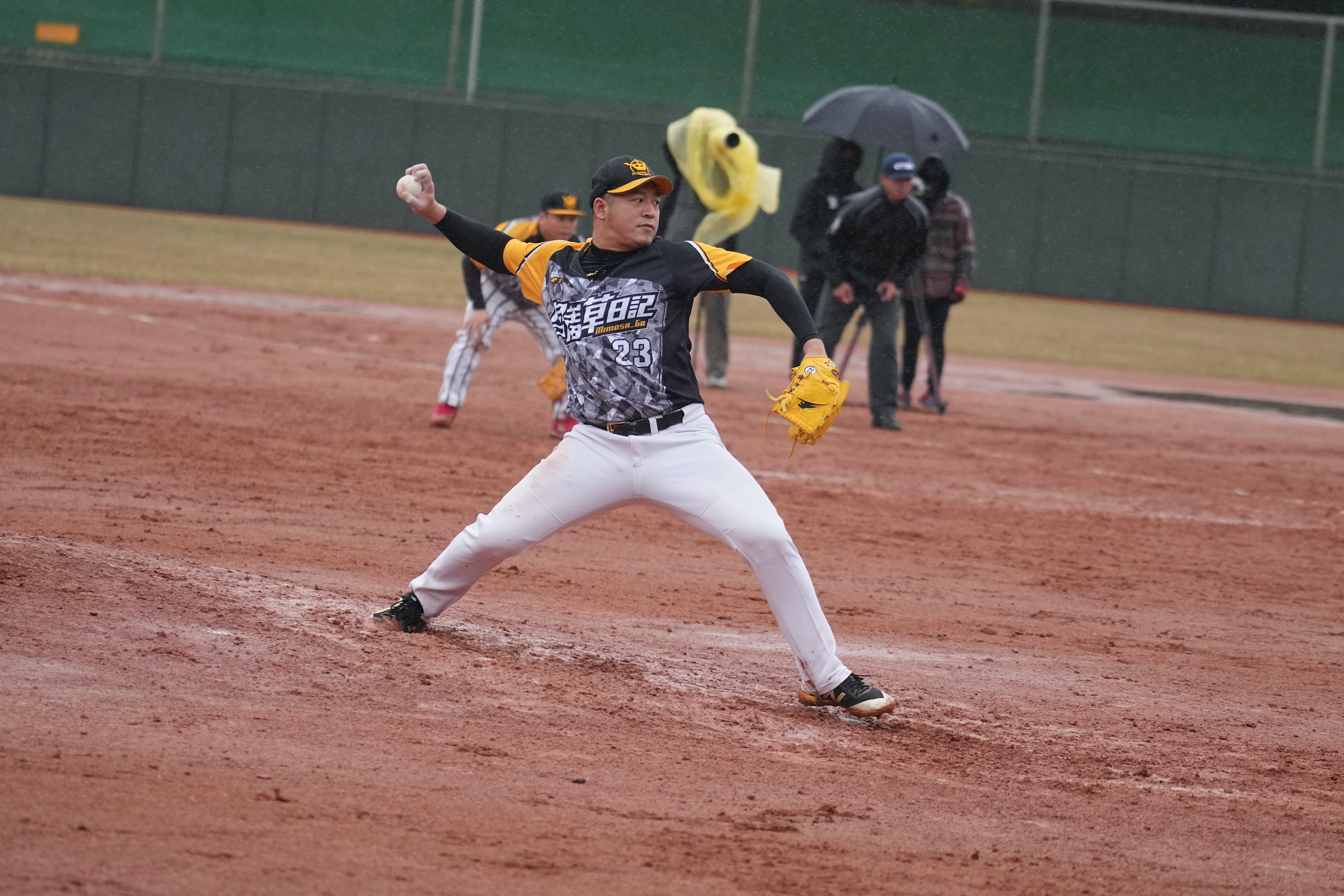 草爺站上投手丘三振方昶詠，直呼「好爽！」。（巨宸、民視提供）