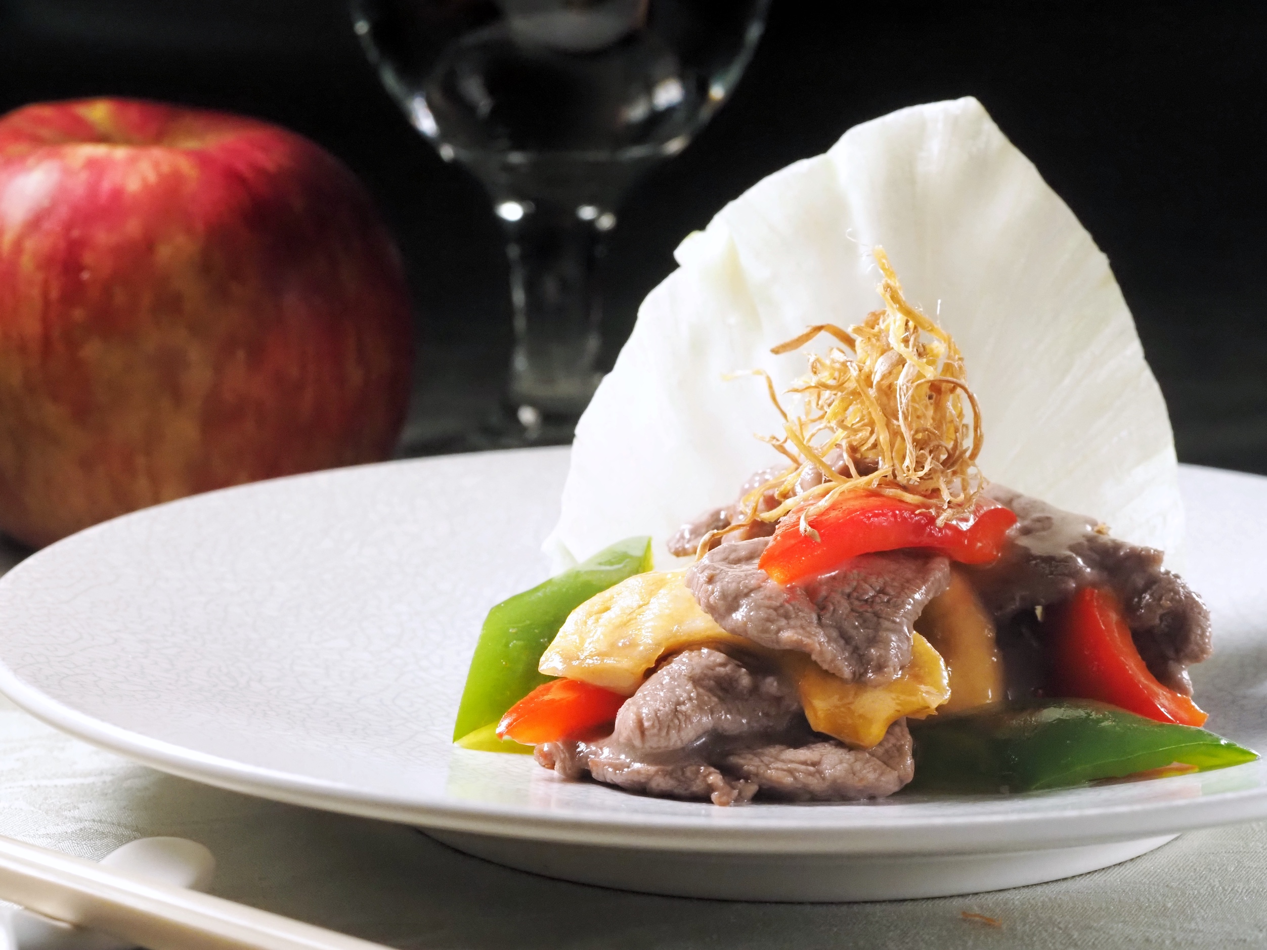 「蘋果炒牛肉」佐以酥炸後的薑絲，酸甜中多了一分解膩的清新感。（蓬萊邨夏至套餐菜色）