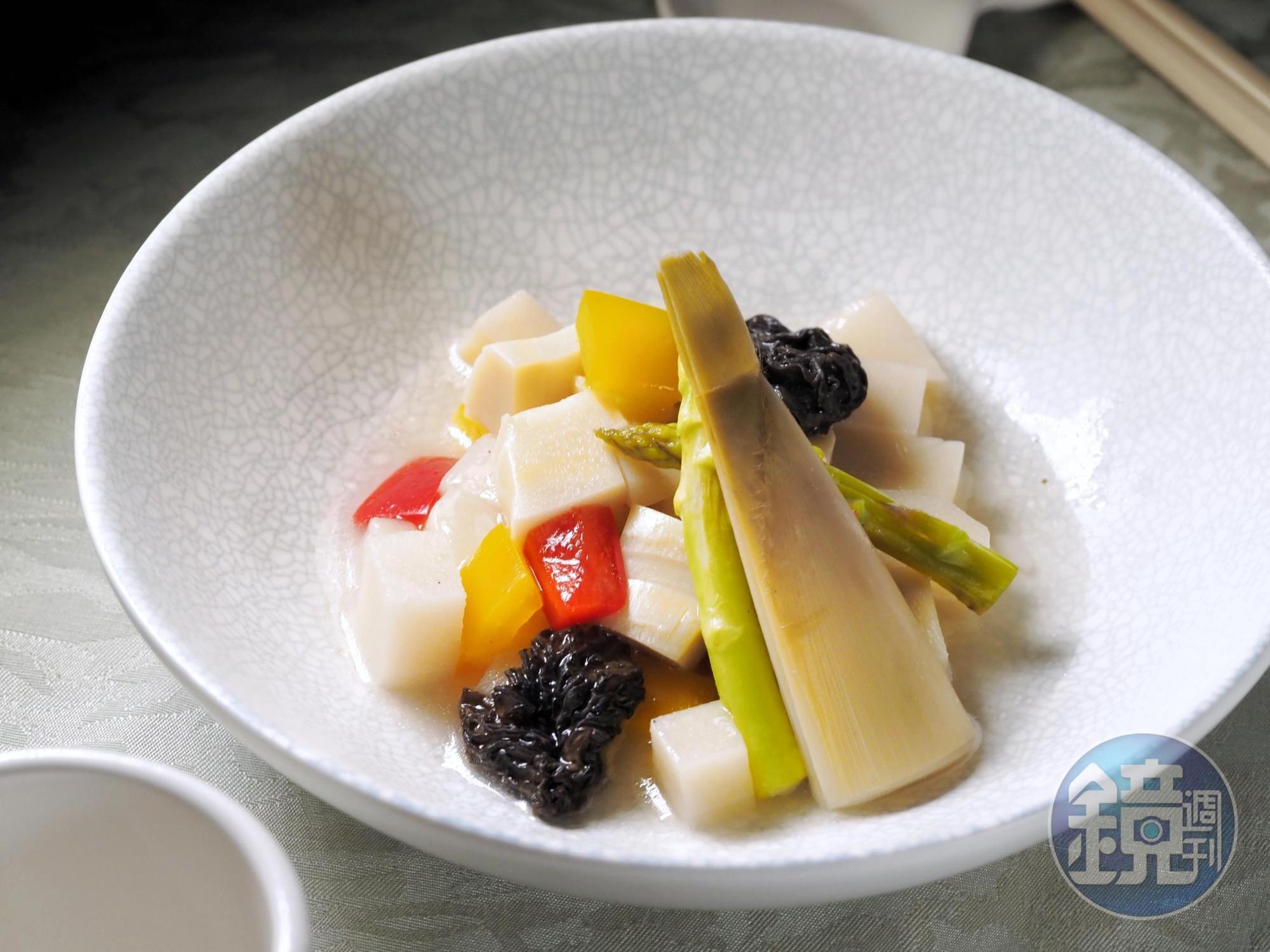 「雞汁双鮮筍」取綠竹筍精華部位搭配蘆筍與羊肚菌，嫩甜不苦，有消暑涼意。（珍珠坊夏至套餐菜色）