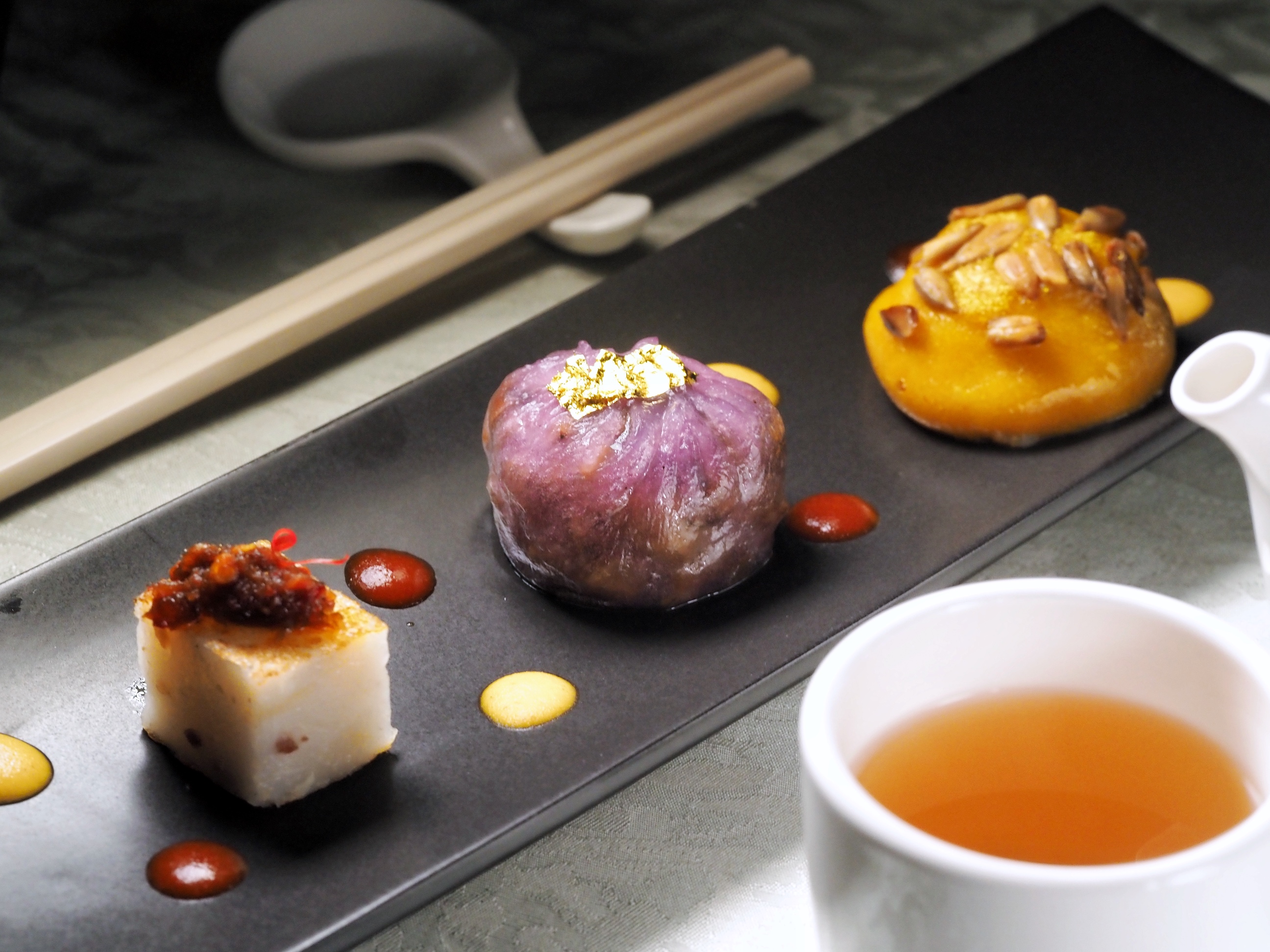  「點心三樣」為蘿蔔糕（左起）、火鴨包、煎粿糍，火鴨包中暗藏紫薯、九層塔、筍丁等台味元素。（珍珠坊夏至套餐菜色）