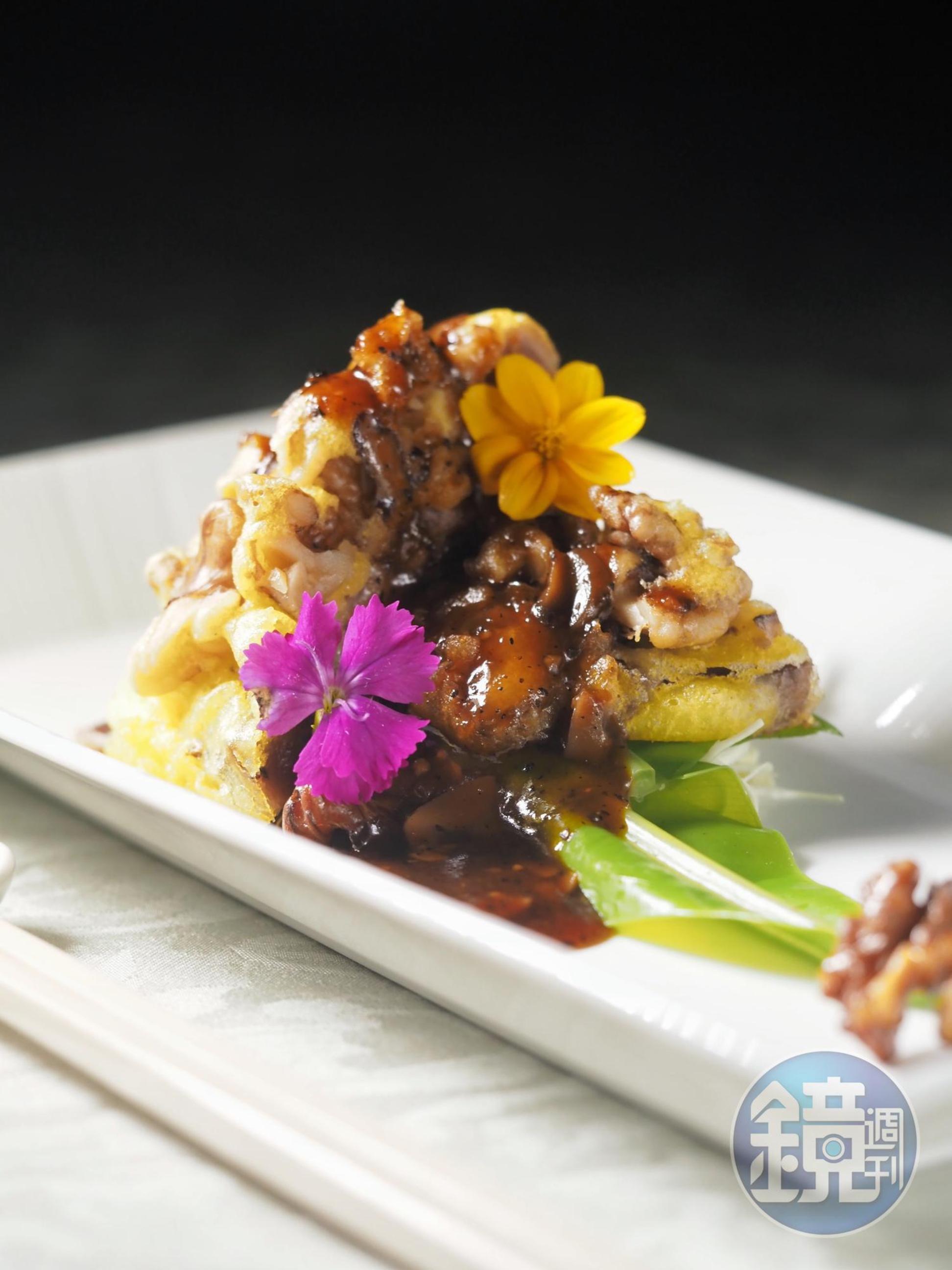 「松子核桃風味牛腩 黑胡椒洋菇醬」用堅果和酥脆口感，為中式的黑椒牛腩升級。（江南春夏至套餐菜色）