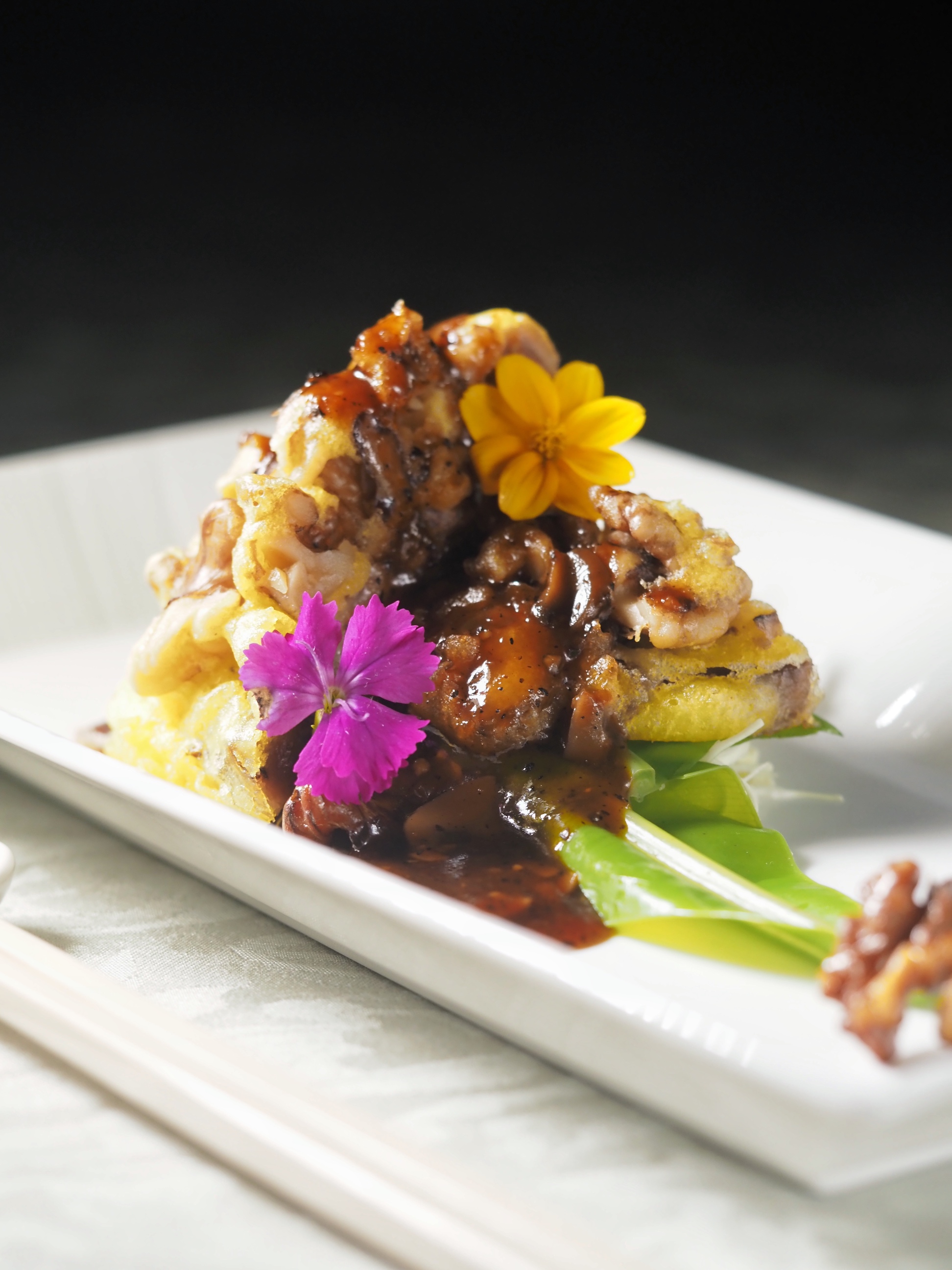「松子核桃風味牛腩 黑胡椒洋菇醬」用堅果和酥脆口感，為中式的黑椒牛腩升級。（江南春夏至套餐菜色）