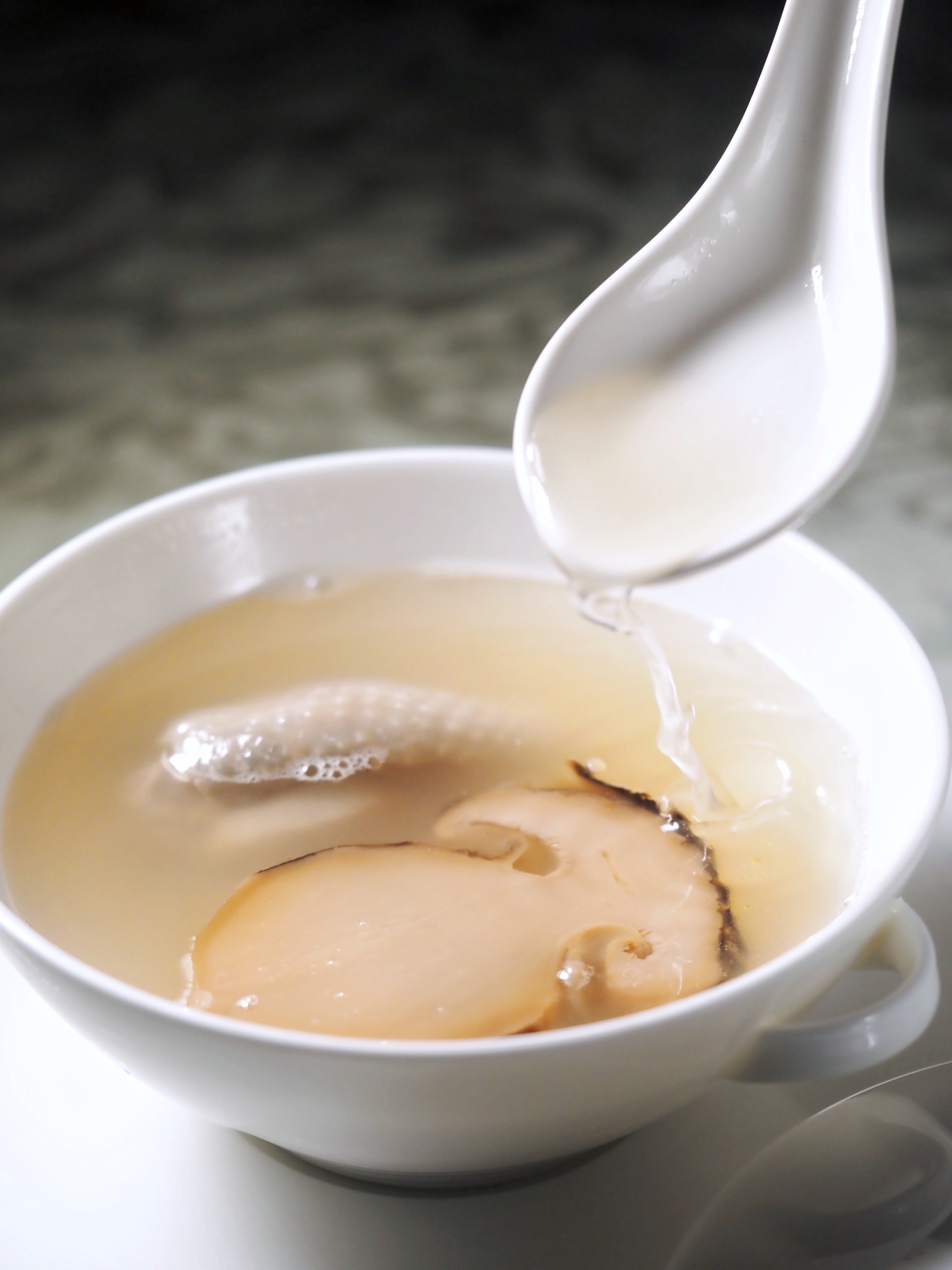 「干貝韓菘燉雞湯」有大量胺基酸交織加成的鮮，很能提振食欲。（江南春夏至套餐菜色）