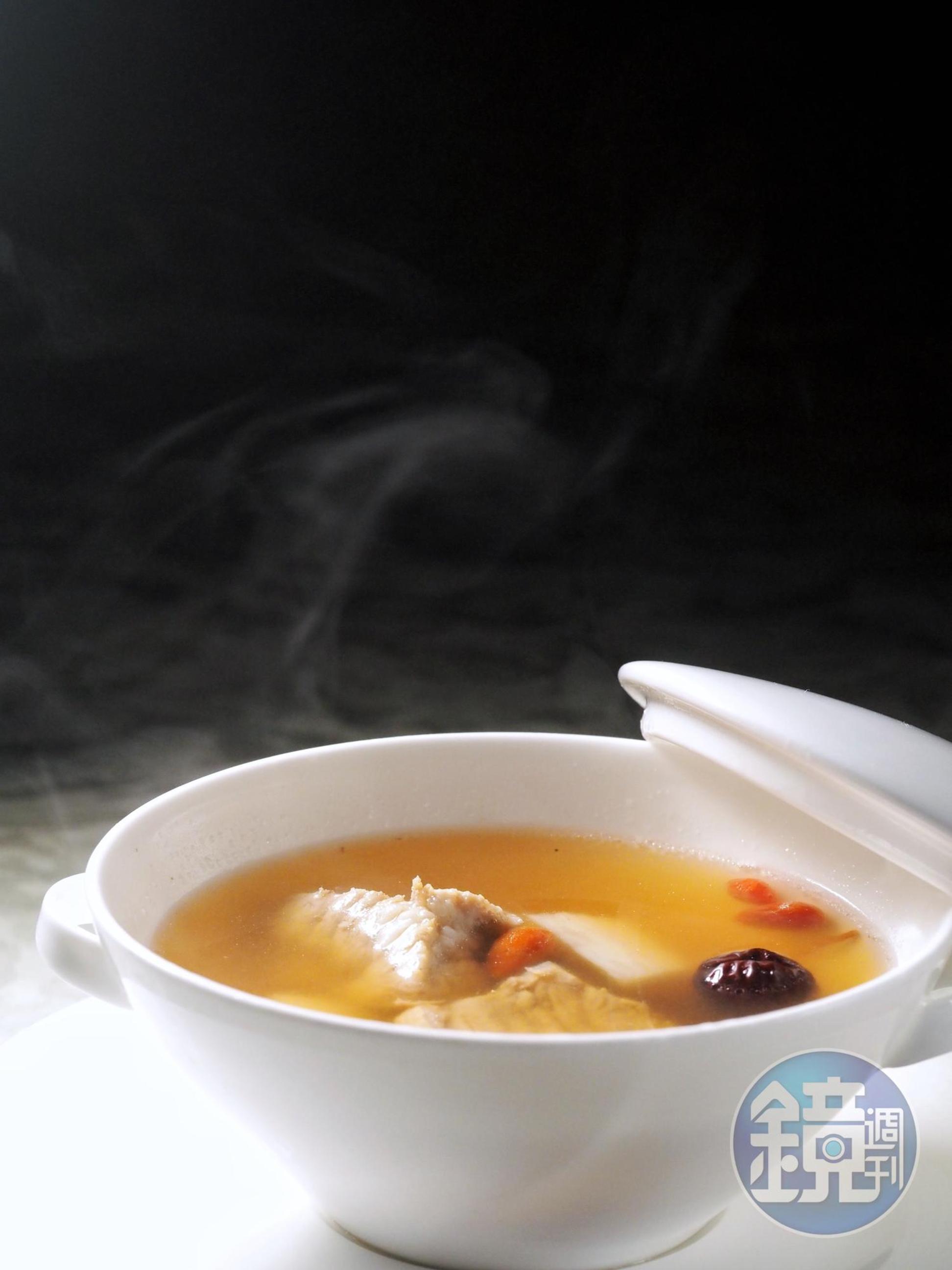 「山藥排骨湯」藥味溫潤不逼人，對脾胃非常友善。（珍珠坊夏至套餐菜色）