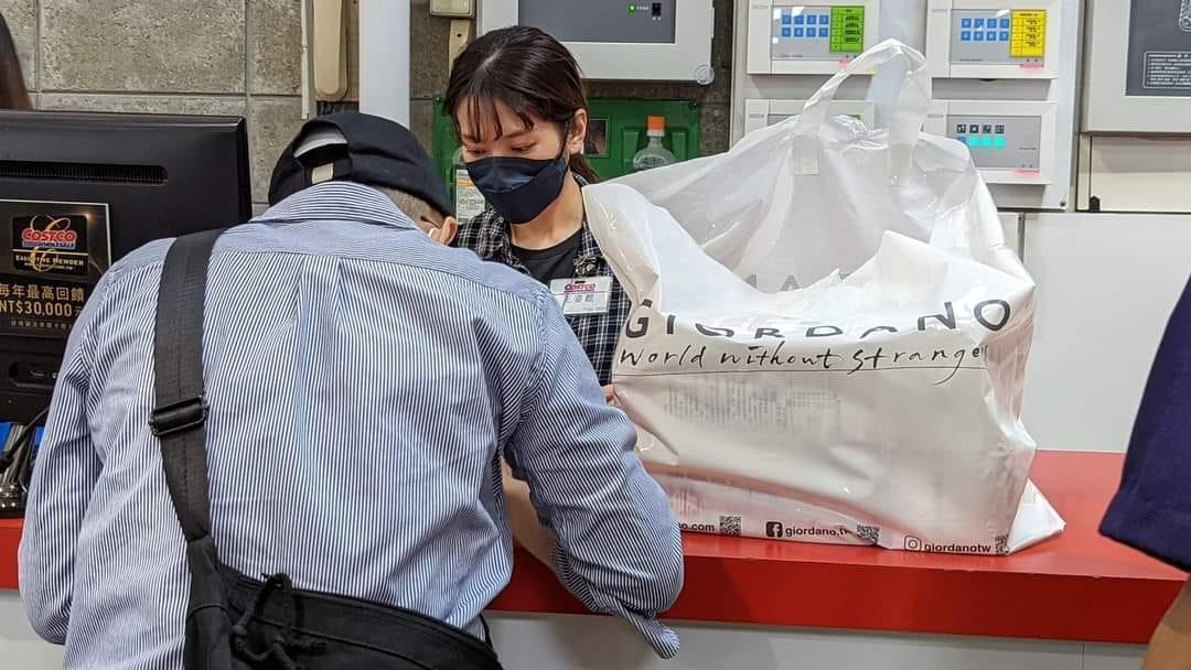 一名男子到好市多退了12瓶鮮奶，理由竟是不合。（翻攝自COSTCO 好市多 商品消費心得分享區）