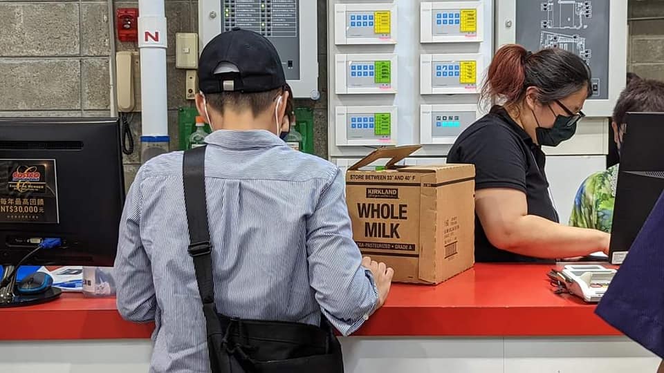 有民眾一口氣拿了12瓶鮮奶到好市多退貨。（翻攝自COSTCO 好市多 商品消費心得分享區）