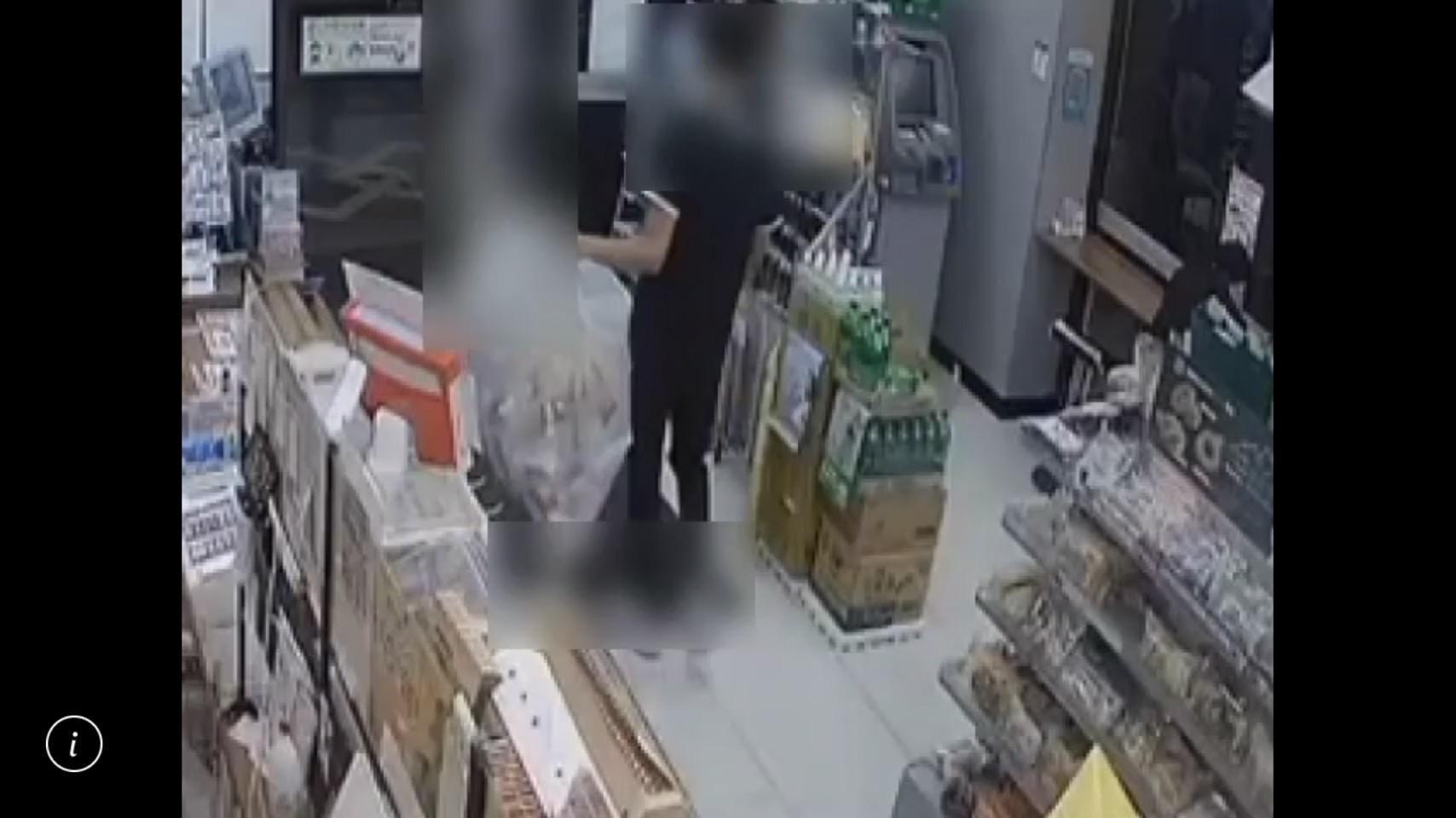 店員將垃圾袋拎出店外,再趁機取走袋內現金。(翻攝畫面)