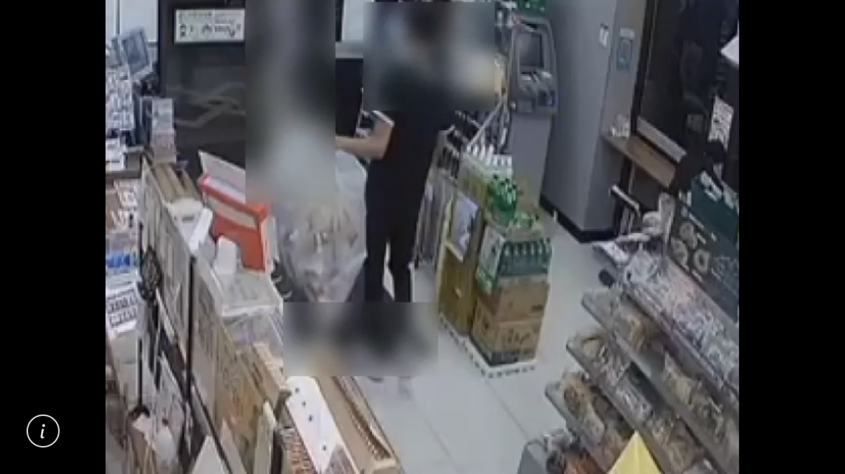店員將垃圾袋拎出店外，再趁機取走袋內現金。（翻攝畫面）