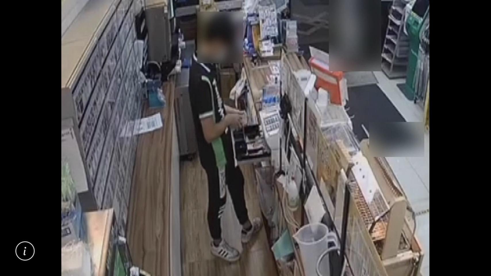 超商店員在收銀台點鈔,起意犯案。(翻攝畫面)