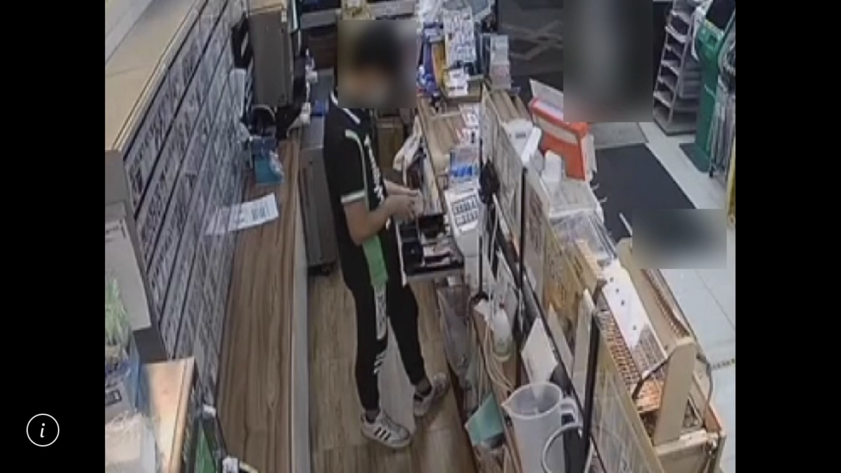 超商店員在收銀台點鈔，起意犯案。（翻攝畫面）