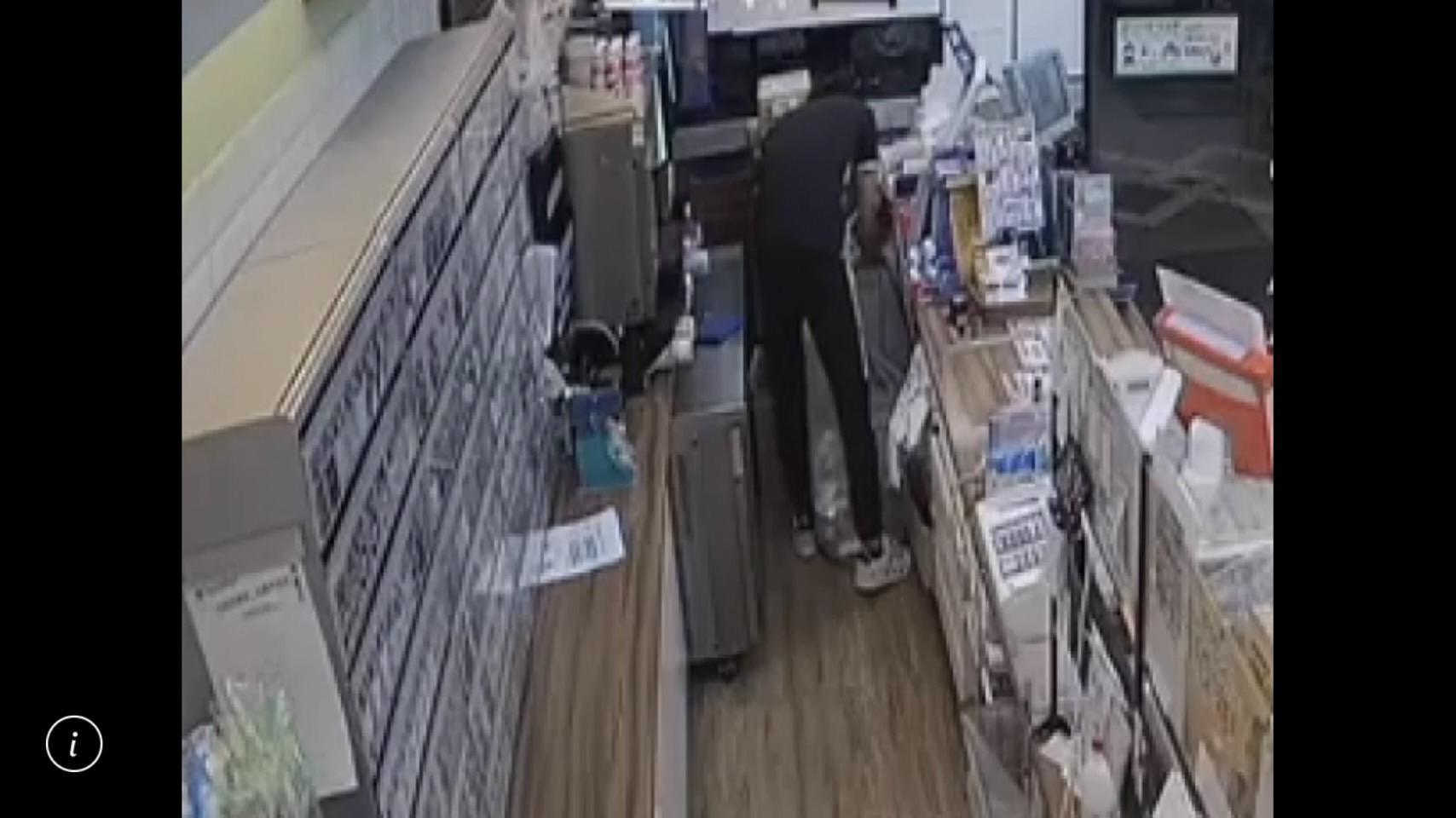 該名店員趁整理垃圾的機會,將裝有現金的信封丟進垃圾袋內。(翻攝畫面)
