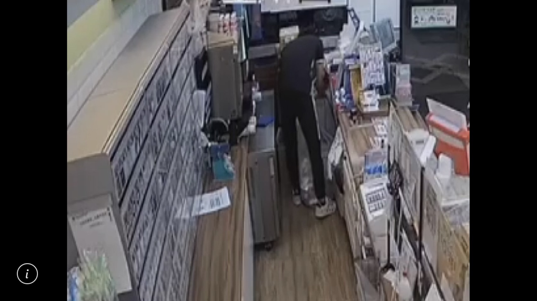 該名店員趁整理垃圾的機會，將裝有現金的信封丟進垃圾袋內。（翻攝畫面）