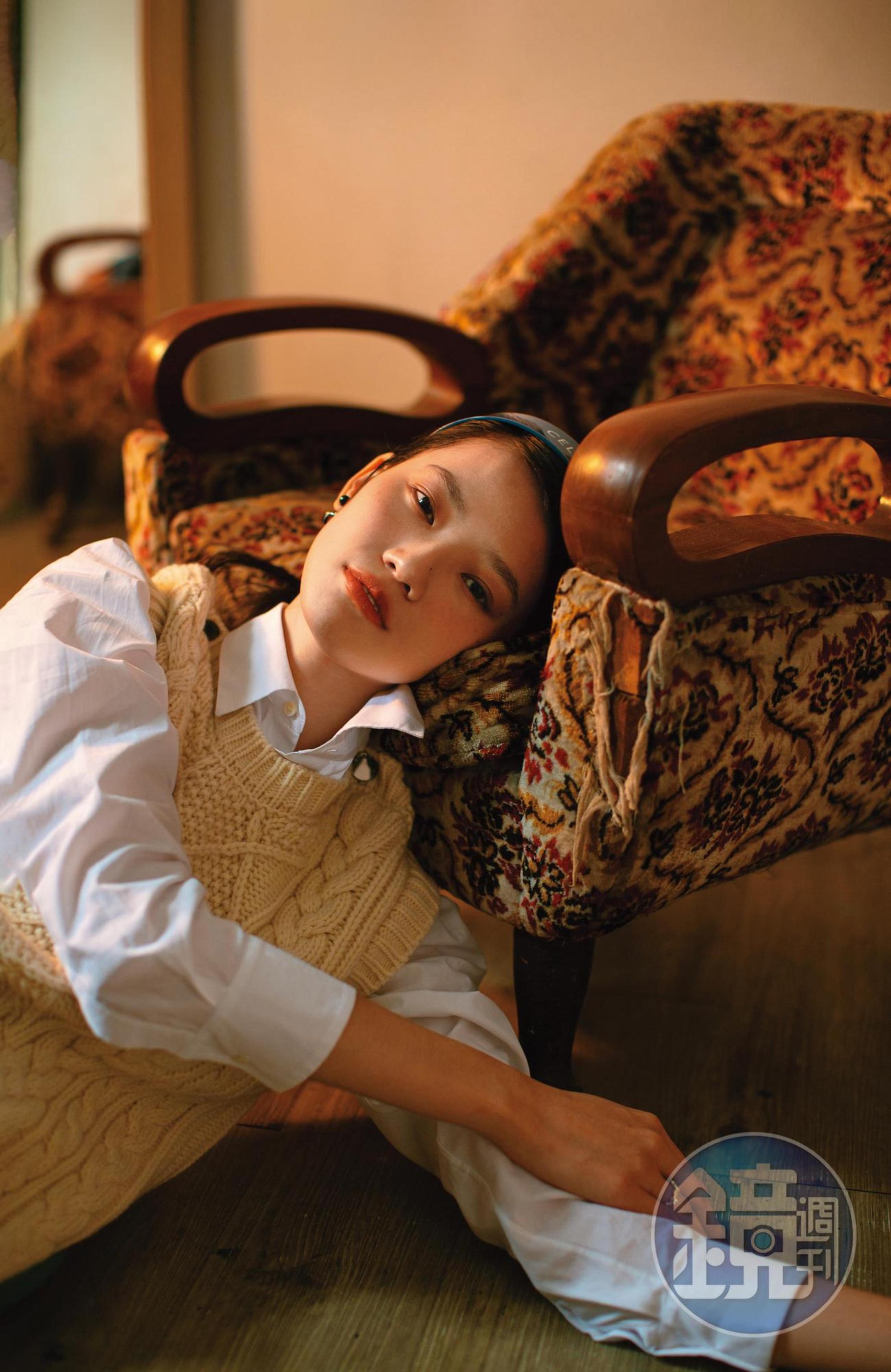 白色長版羊毛衣 NT$14,800 by LONGCHAMP／白色純棉襯衫 NT$51,000 by DIOR／MONOCHROMS CELINE髮箍 NT$16,500 by CELINE／Dior Tribales灰色釕金屬珍珠耳飾 NT$19,000 by DIOR／水滴戒指 NT$5,000 by APM MONACO