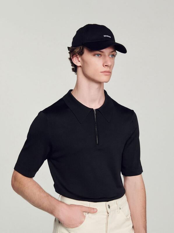 黑色Polo衫NT$8,990。(SANDRO提供)