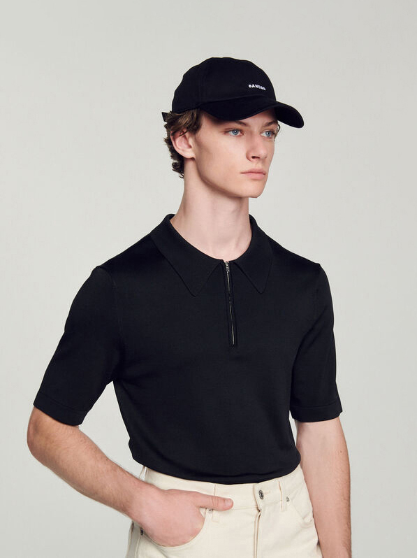 黑色Polo衫NT$8,990。（SANDRO提供）